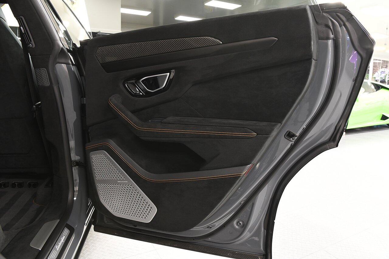 Lamborghini Urus view 34