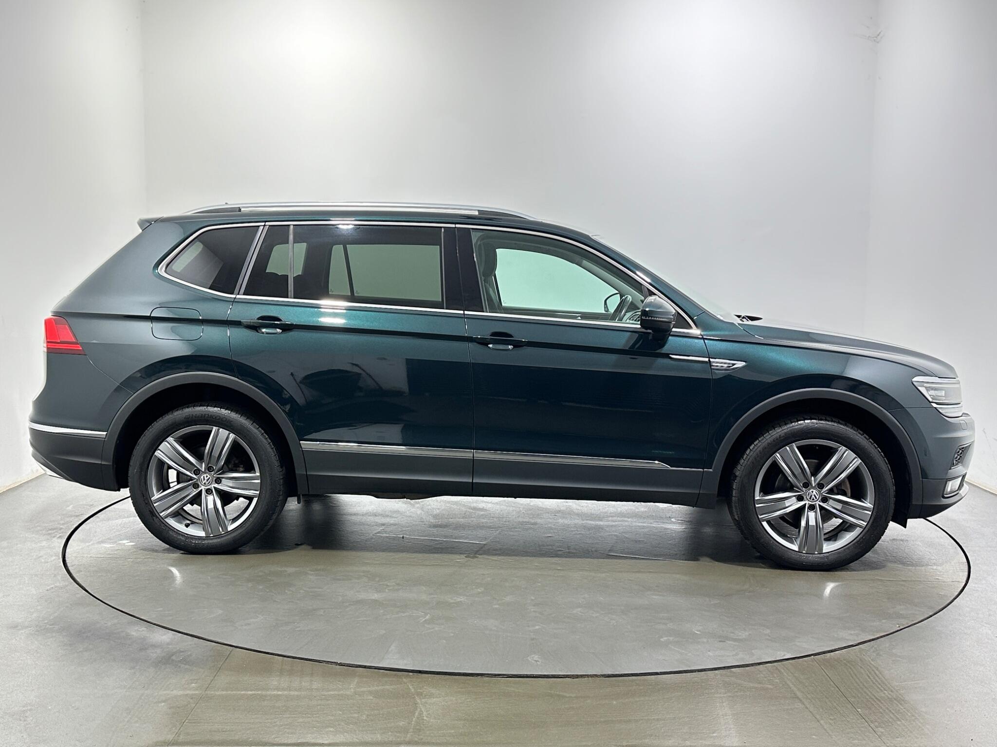 Volkswagen Tiguan Allspace view 9