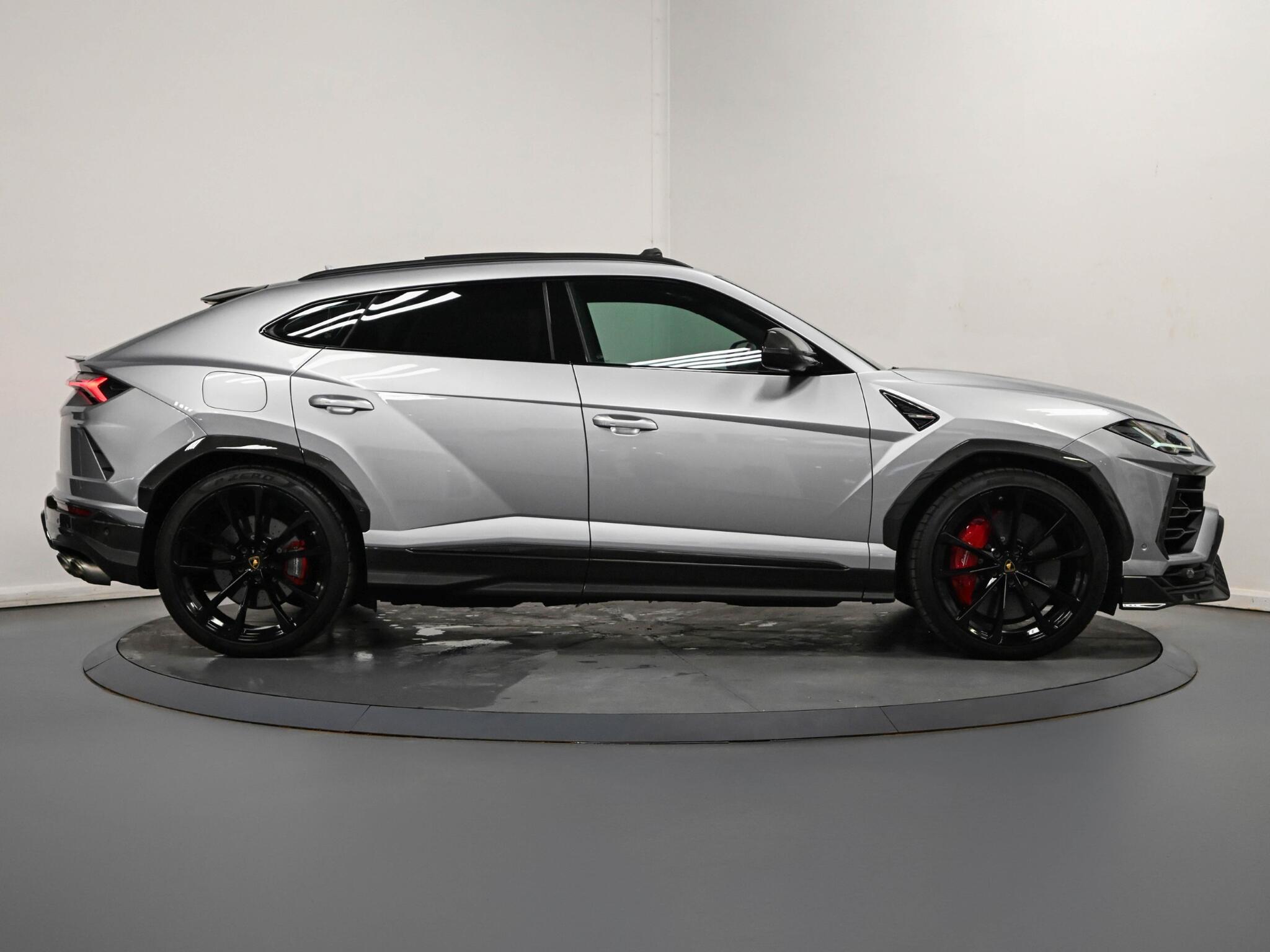 Lamborghini Urus view 34