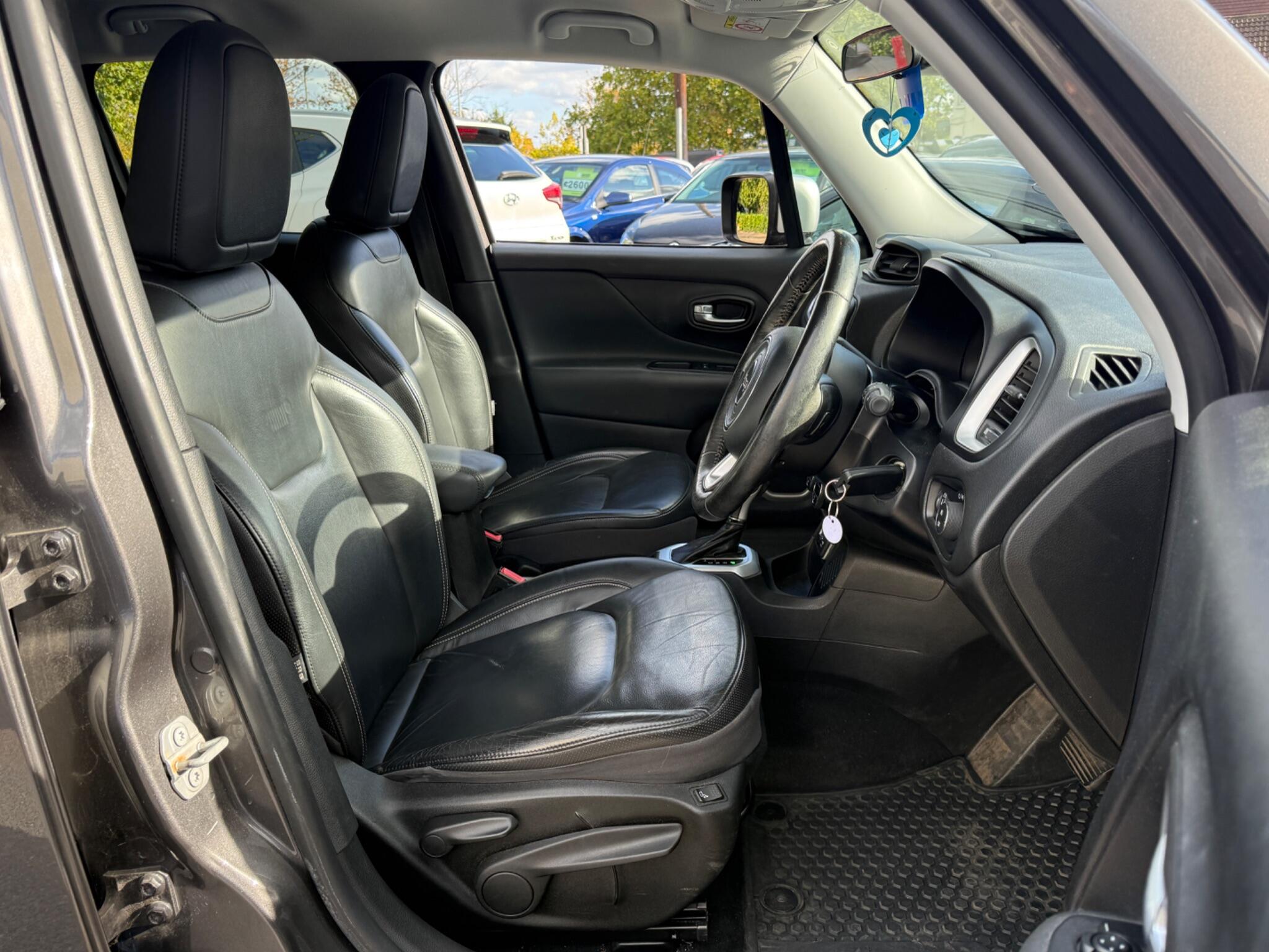 Jeep Renegade - Image 31