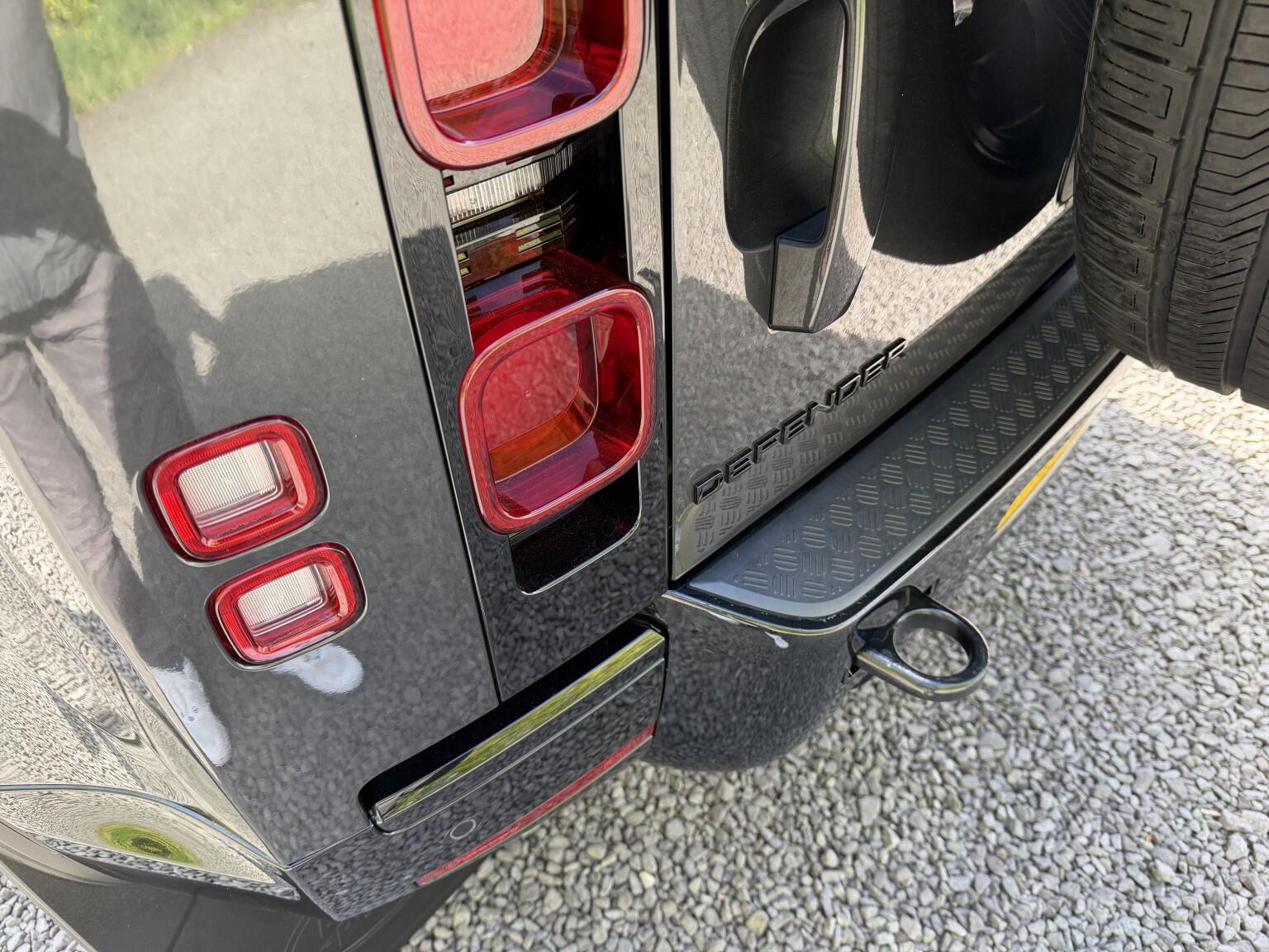 Land Rover Defender 110 view 37