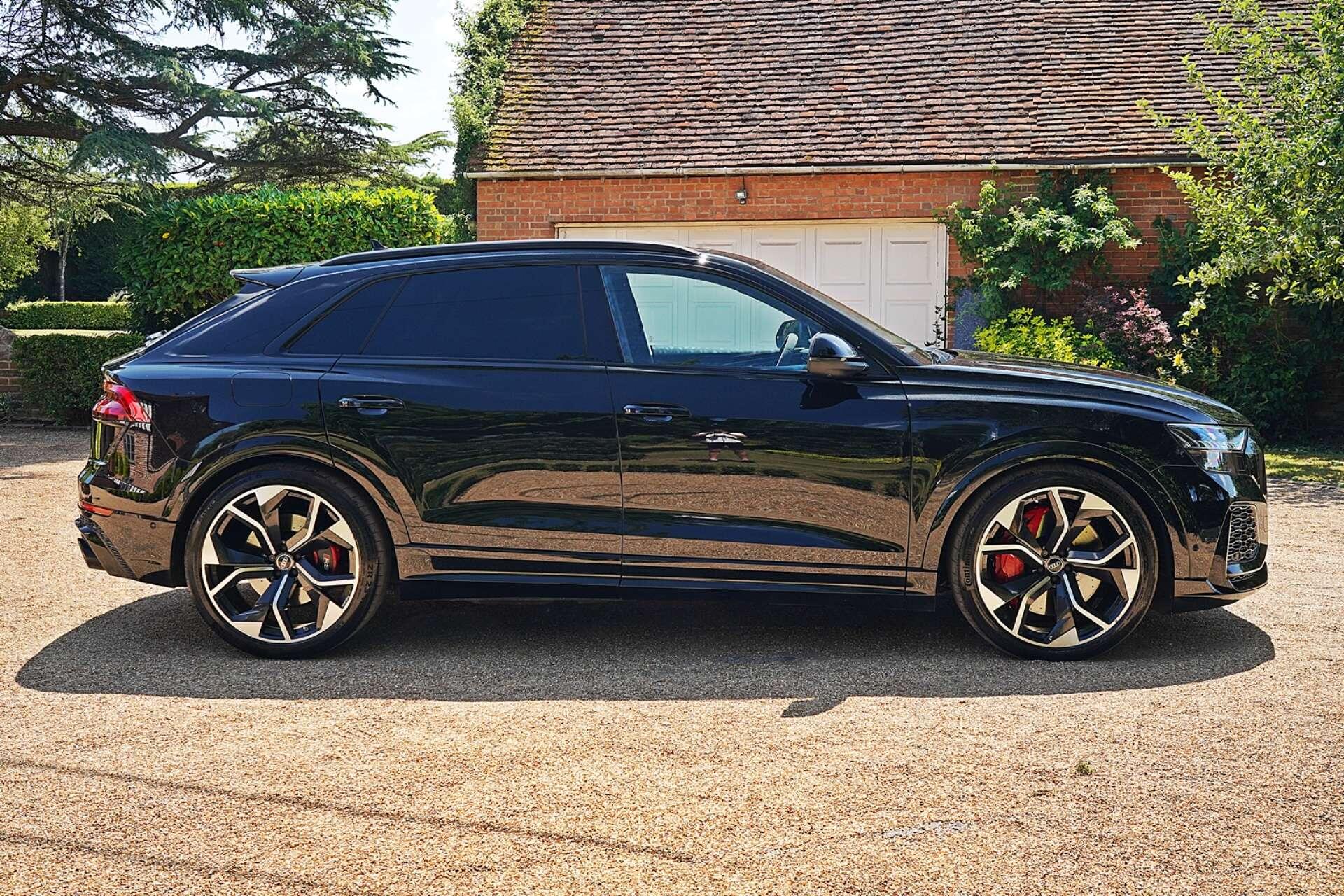 Audi RS Q8 view 7
