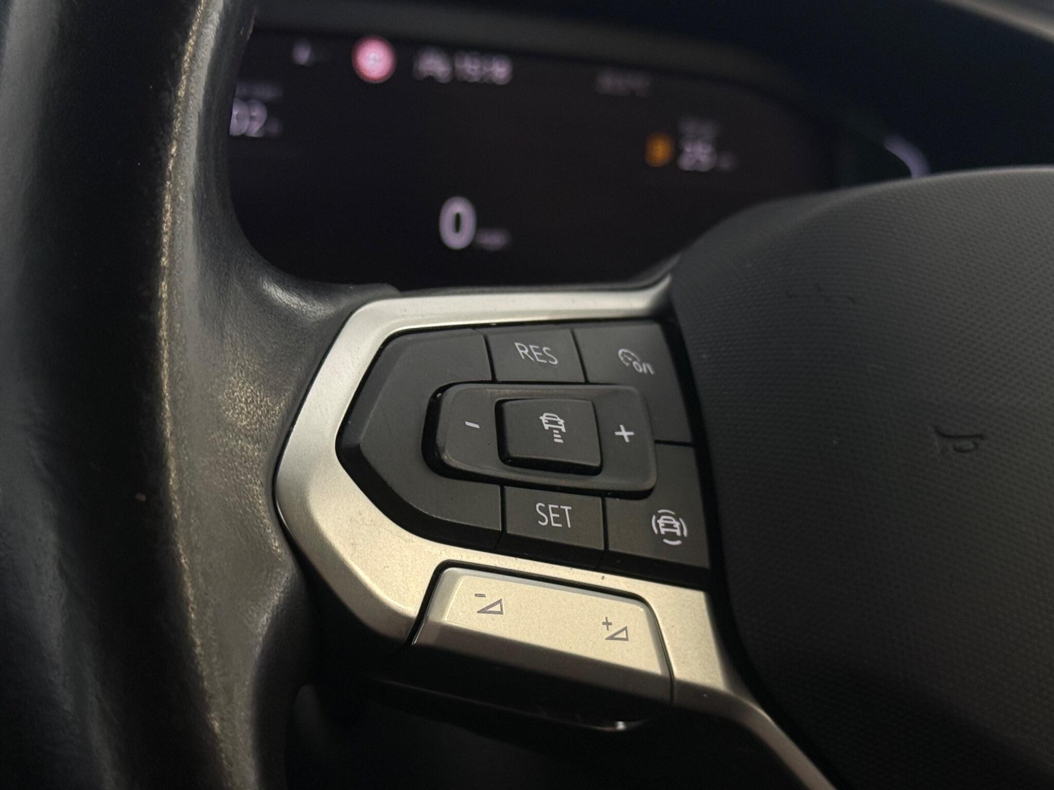 Volkswagen T-Roc view 11