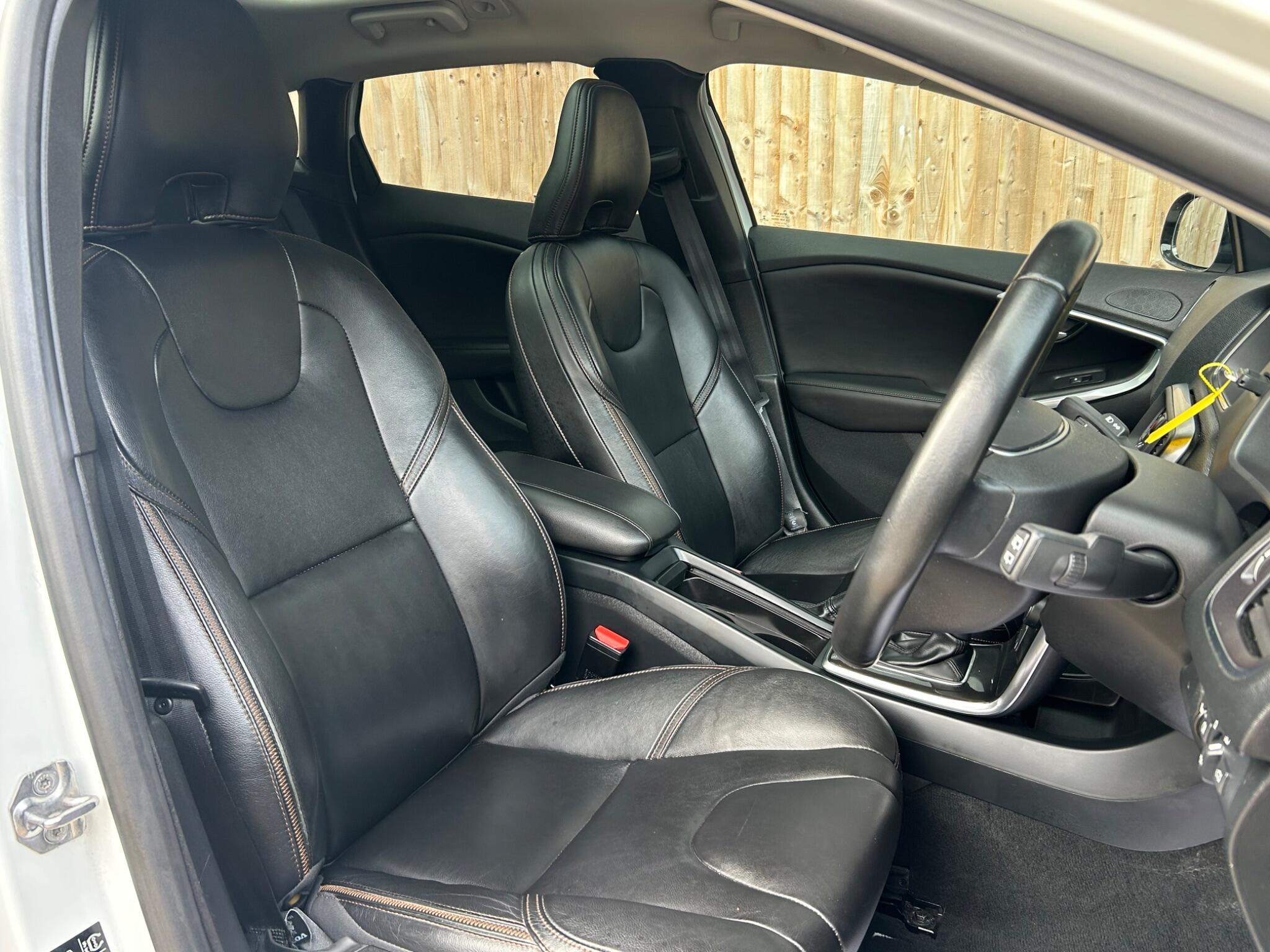 Volvo V40 Cross Country view 3