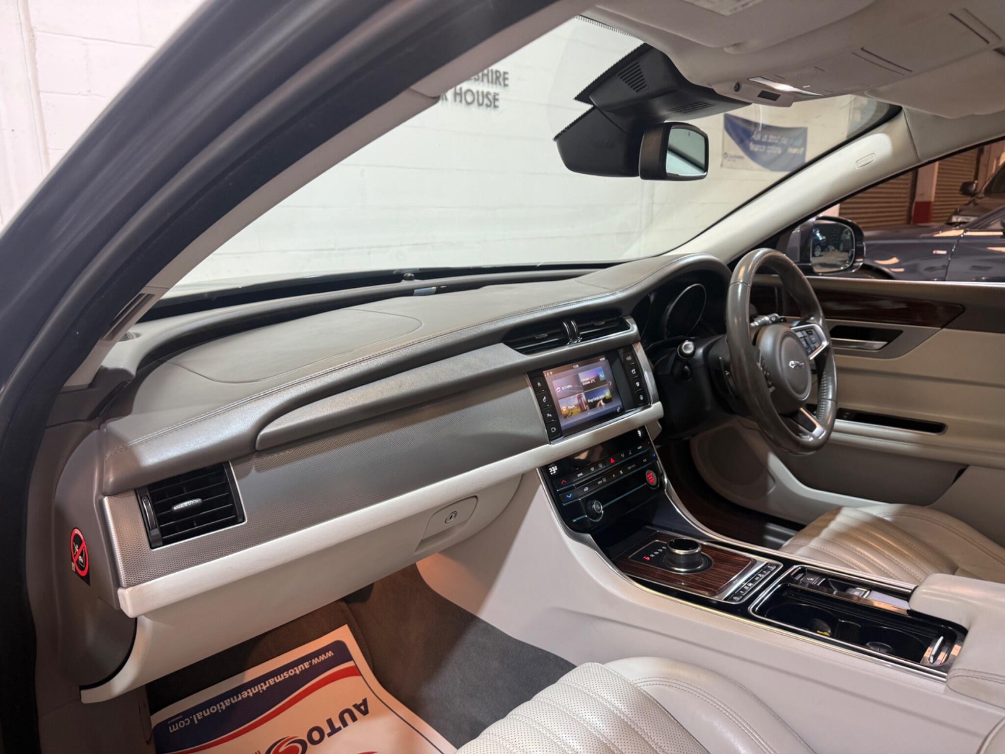 Jaguar XF view 18