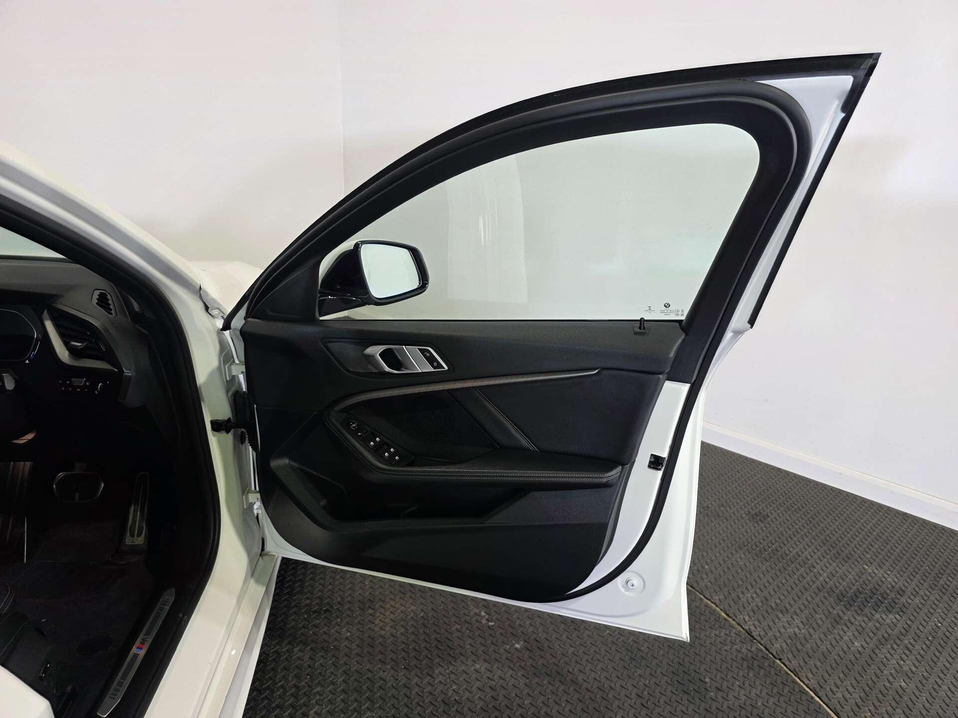 BMW 1 Series view 13