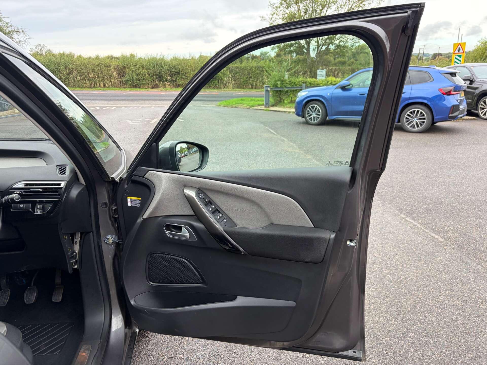 Citroen Grand C4 Picasso view 37