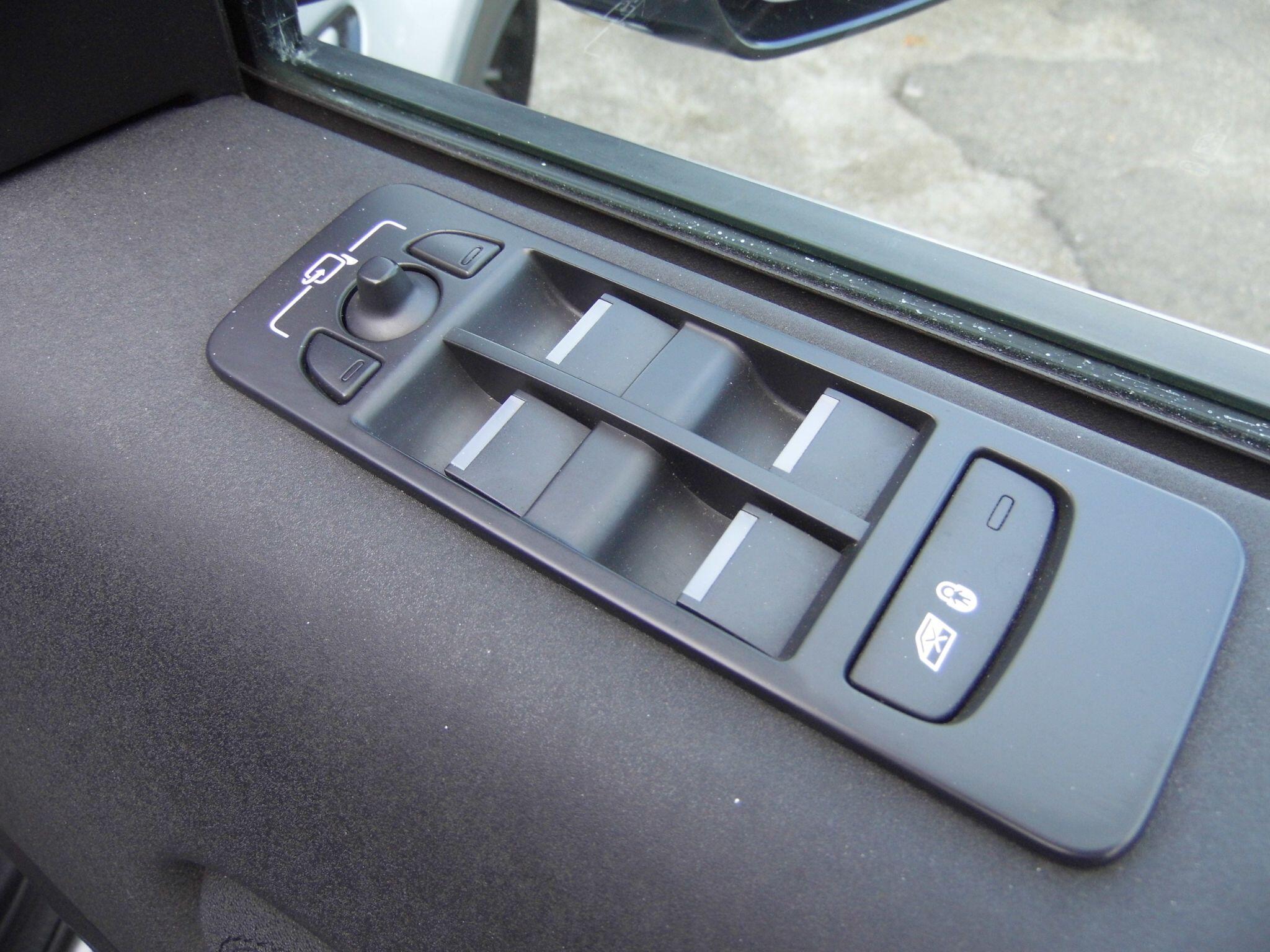 Land Rover Discovery Sport view 15