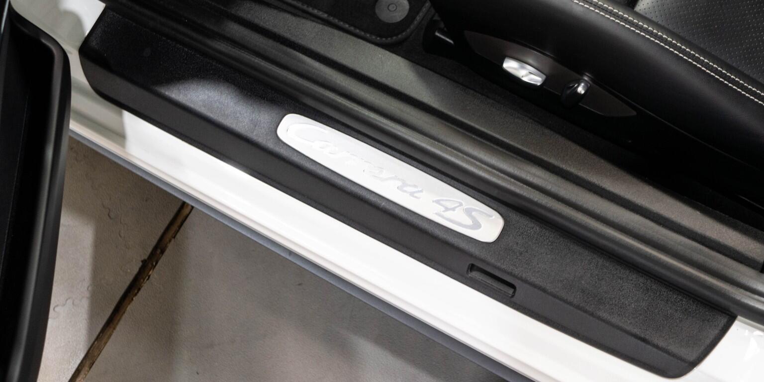 Porsche 911 view 31