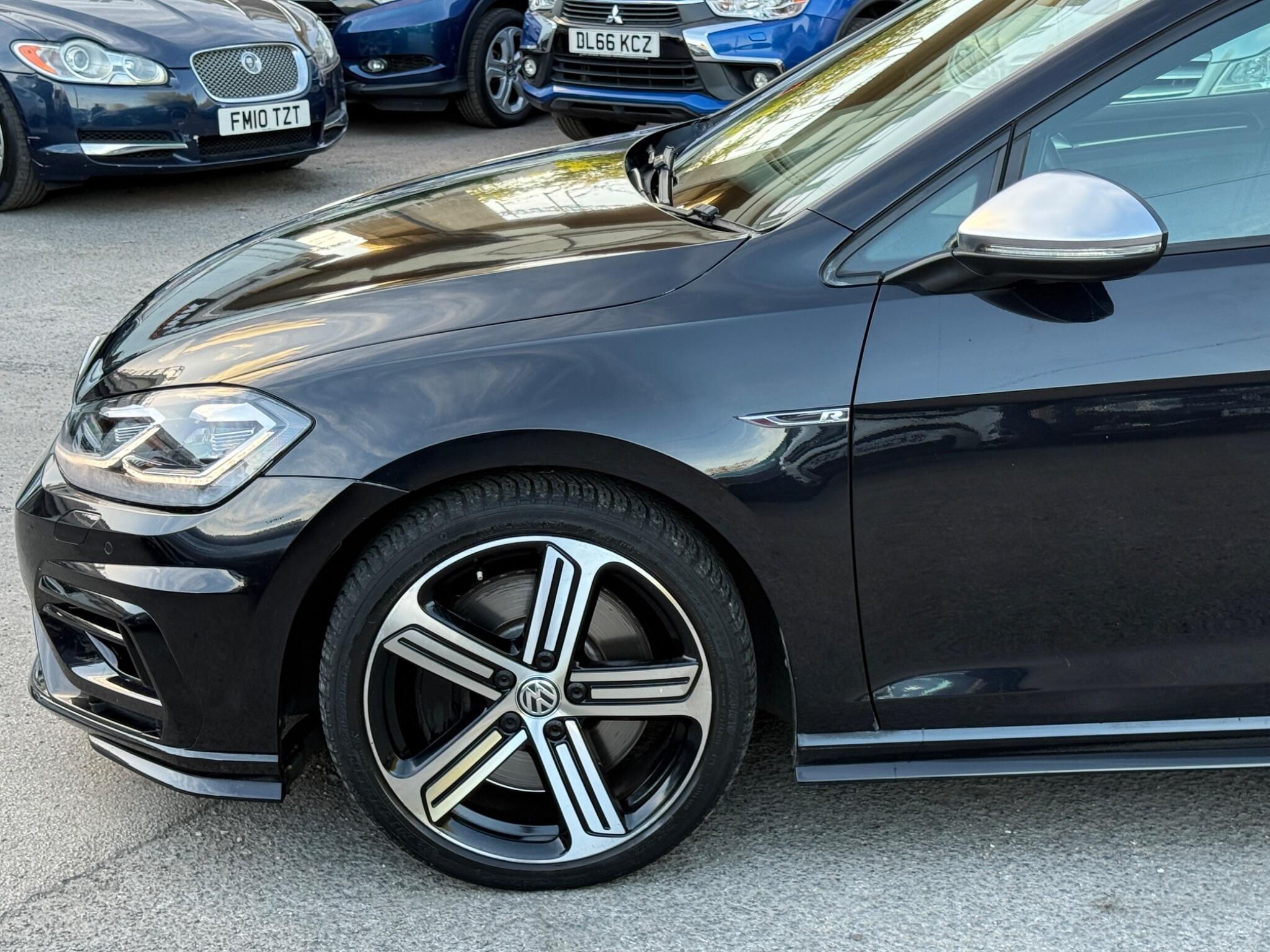 Volkswagen Golf - Image 11