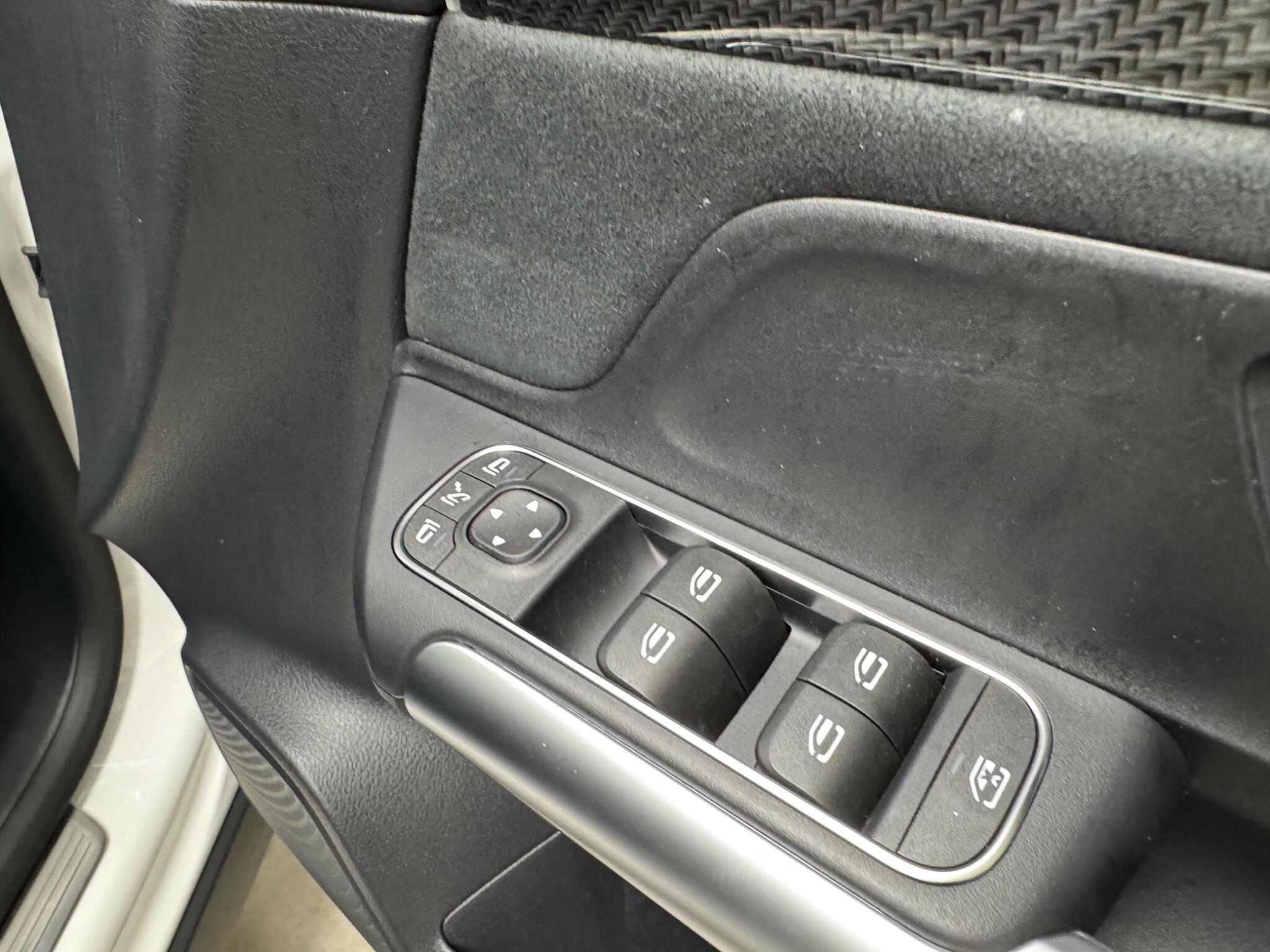 Mercedes-Benz Gla view 12