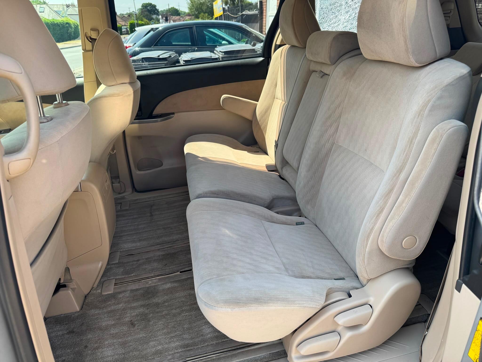 Toyota Estima view 17
