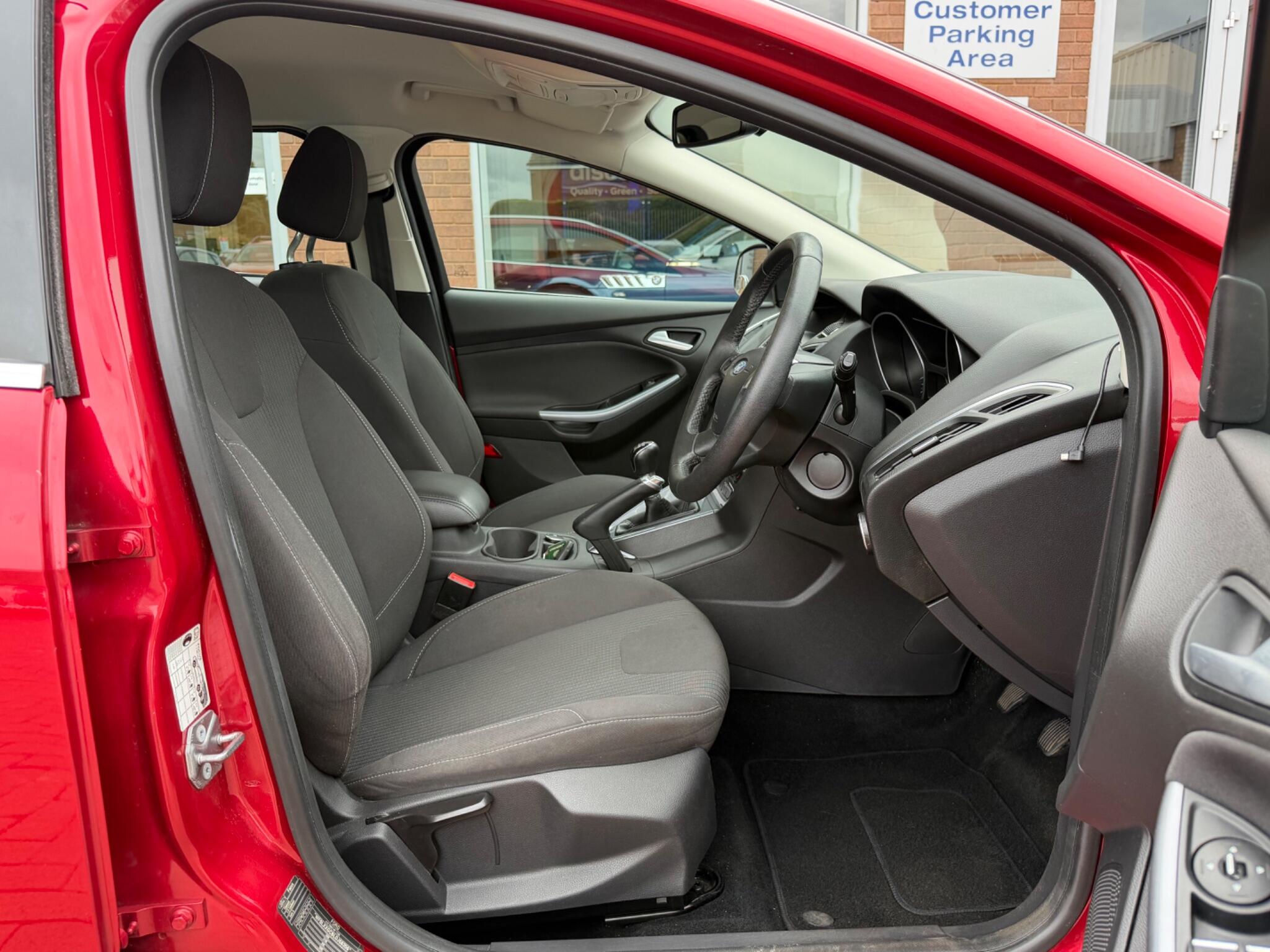 Ford Focus view 6