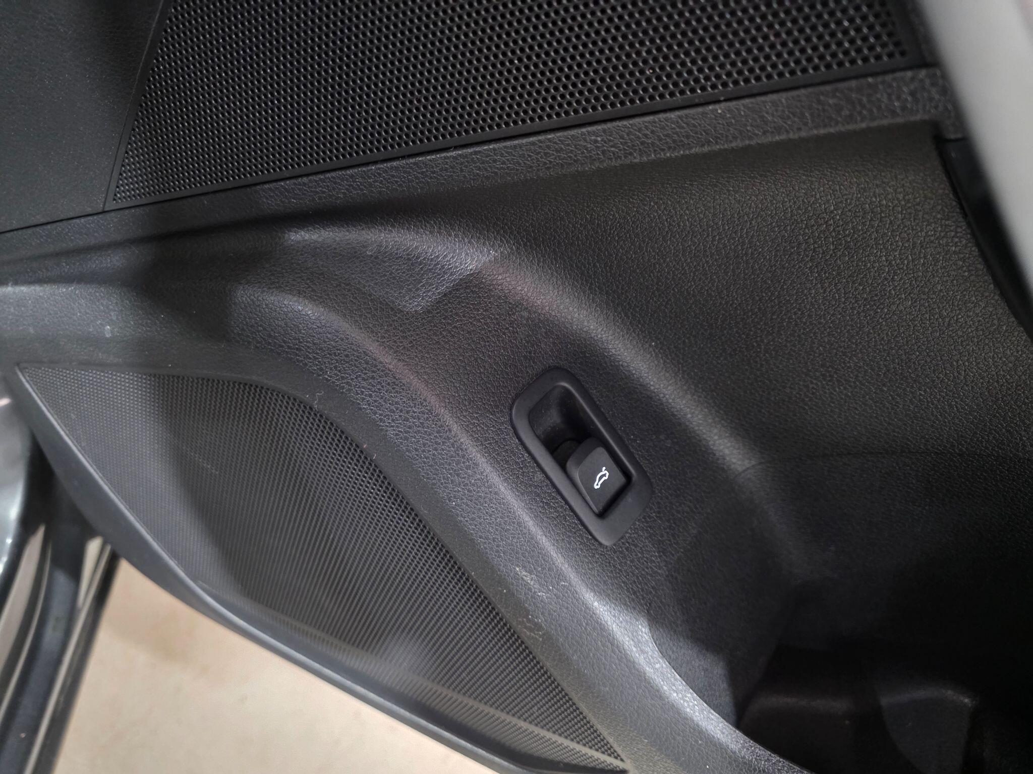 Audi Q2 view 14