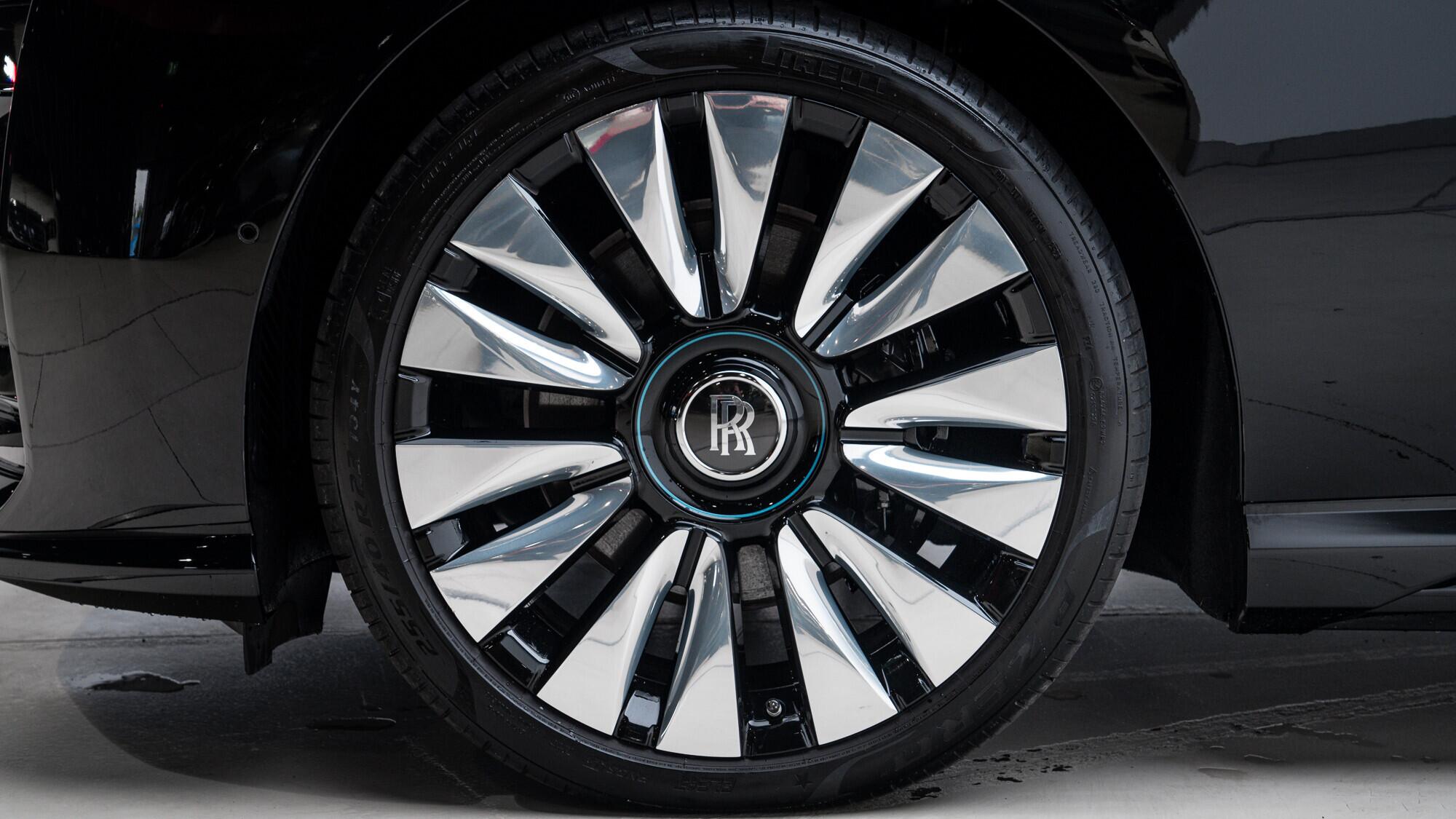 Rolls-Royce Spectre view 50