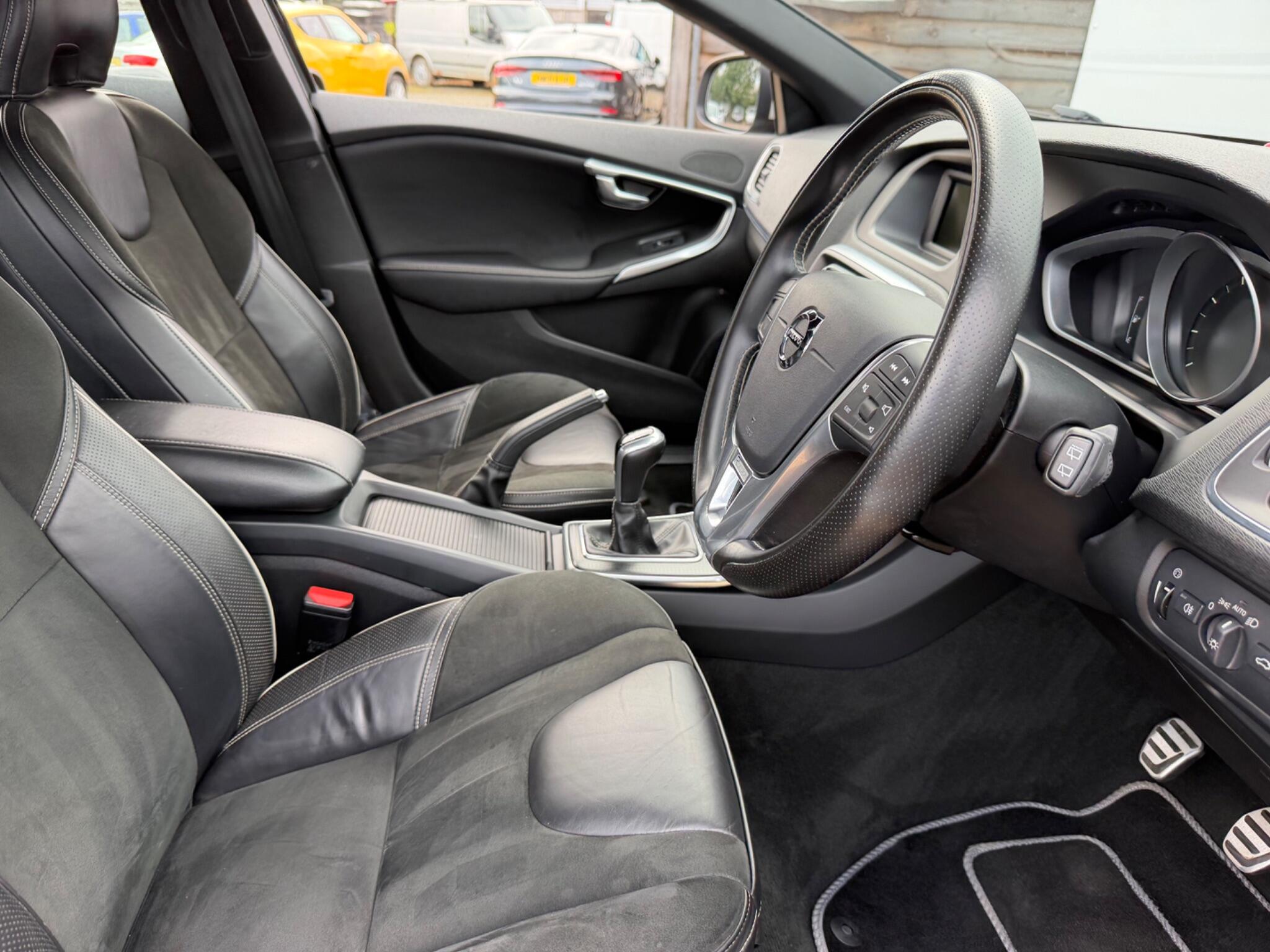 Volvo V40 view 16
