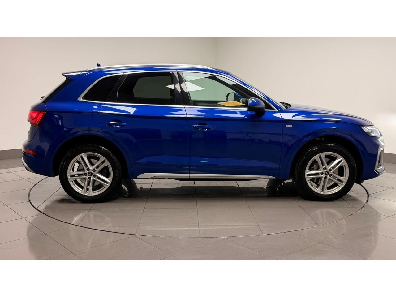 Audi Q5 view 10