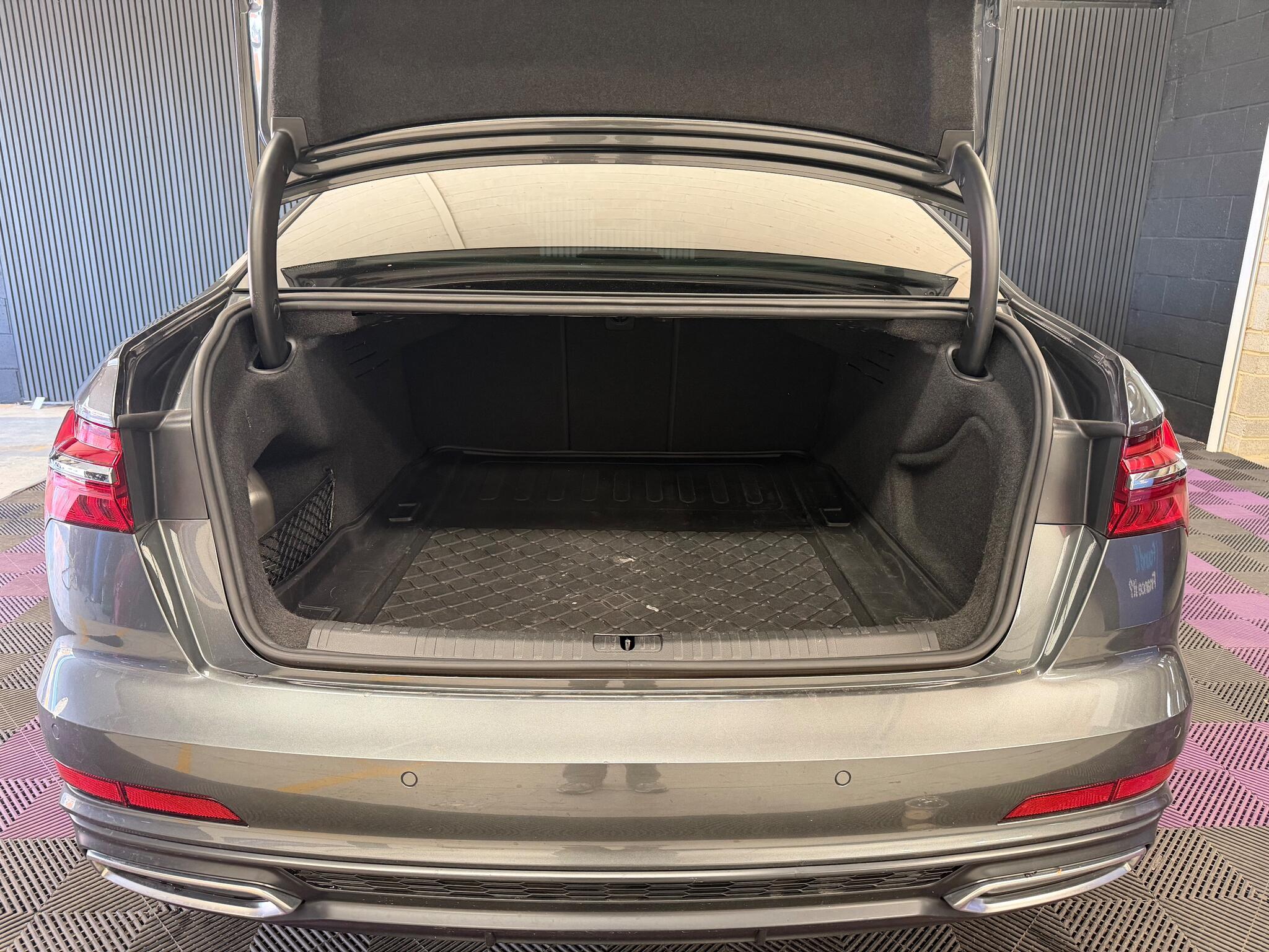 Audi A6 view 32