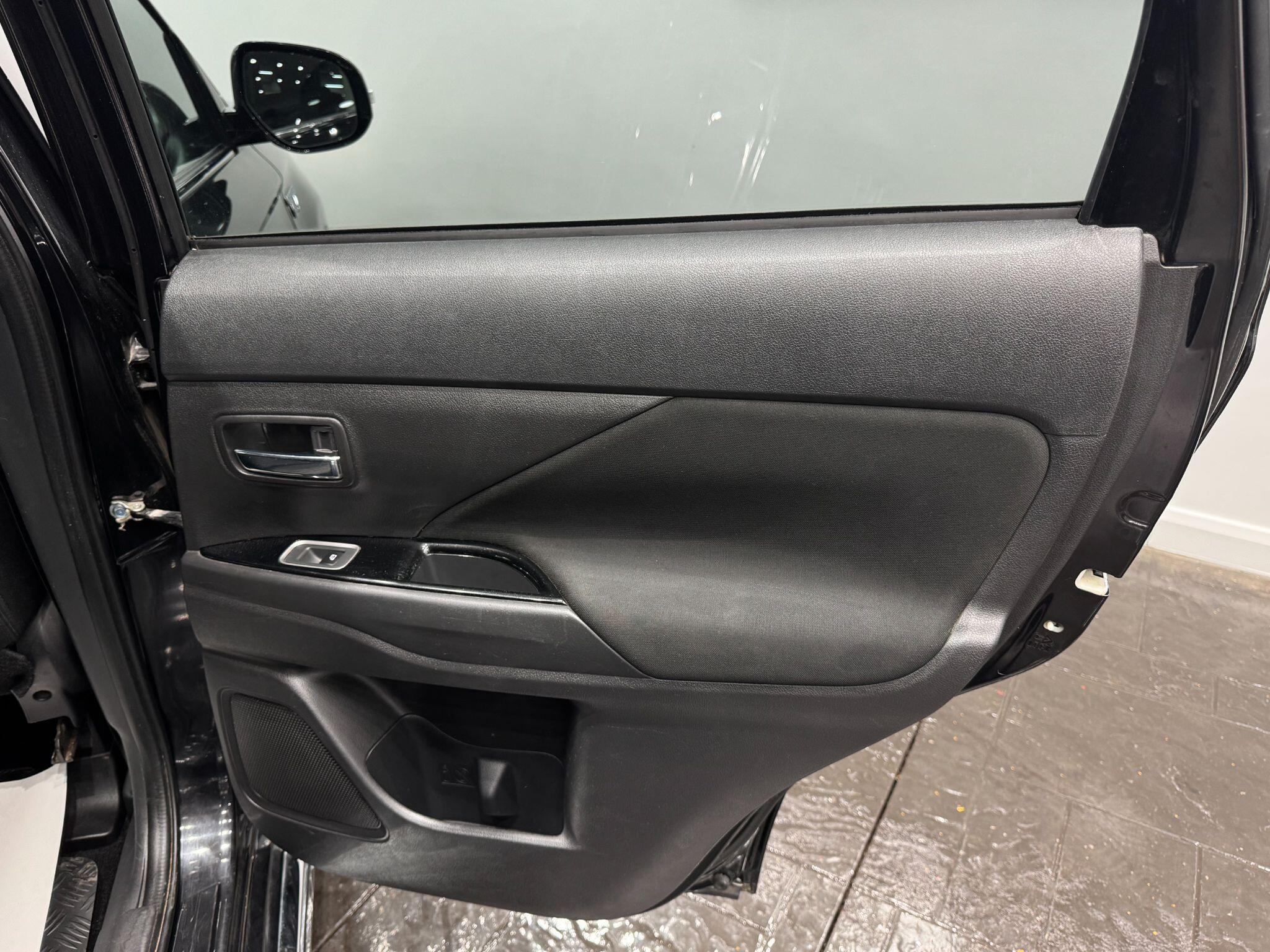 Mitsubishi Outlander view 64