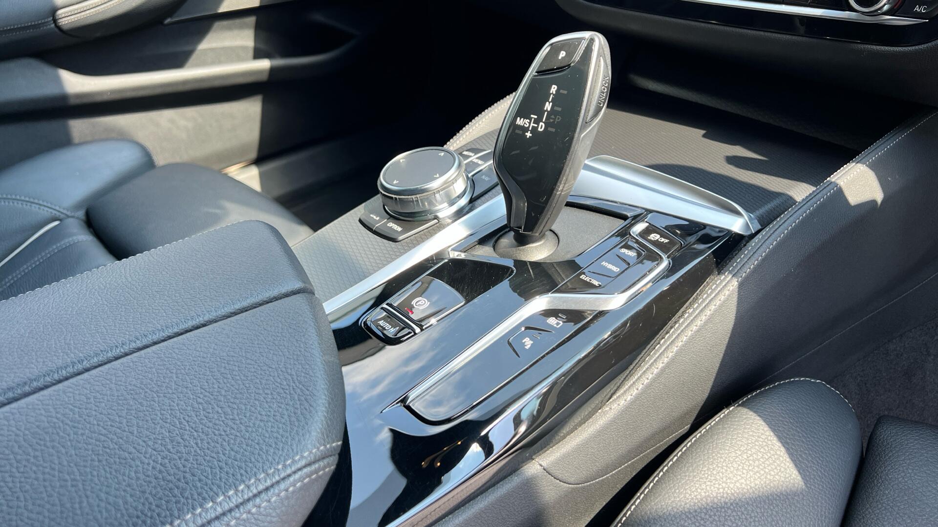 BMW 5 Series view 10