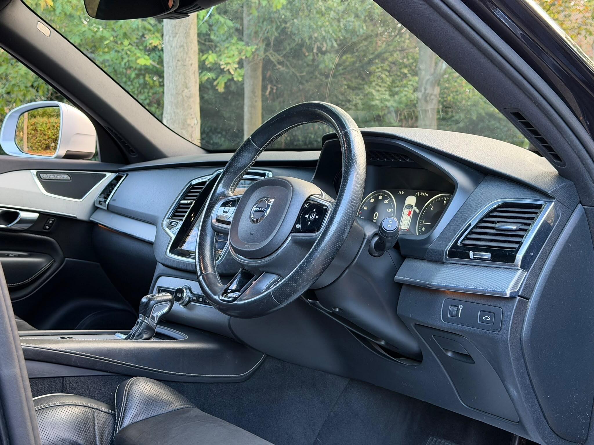 Volvo XC90 view 10