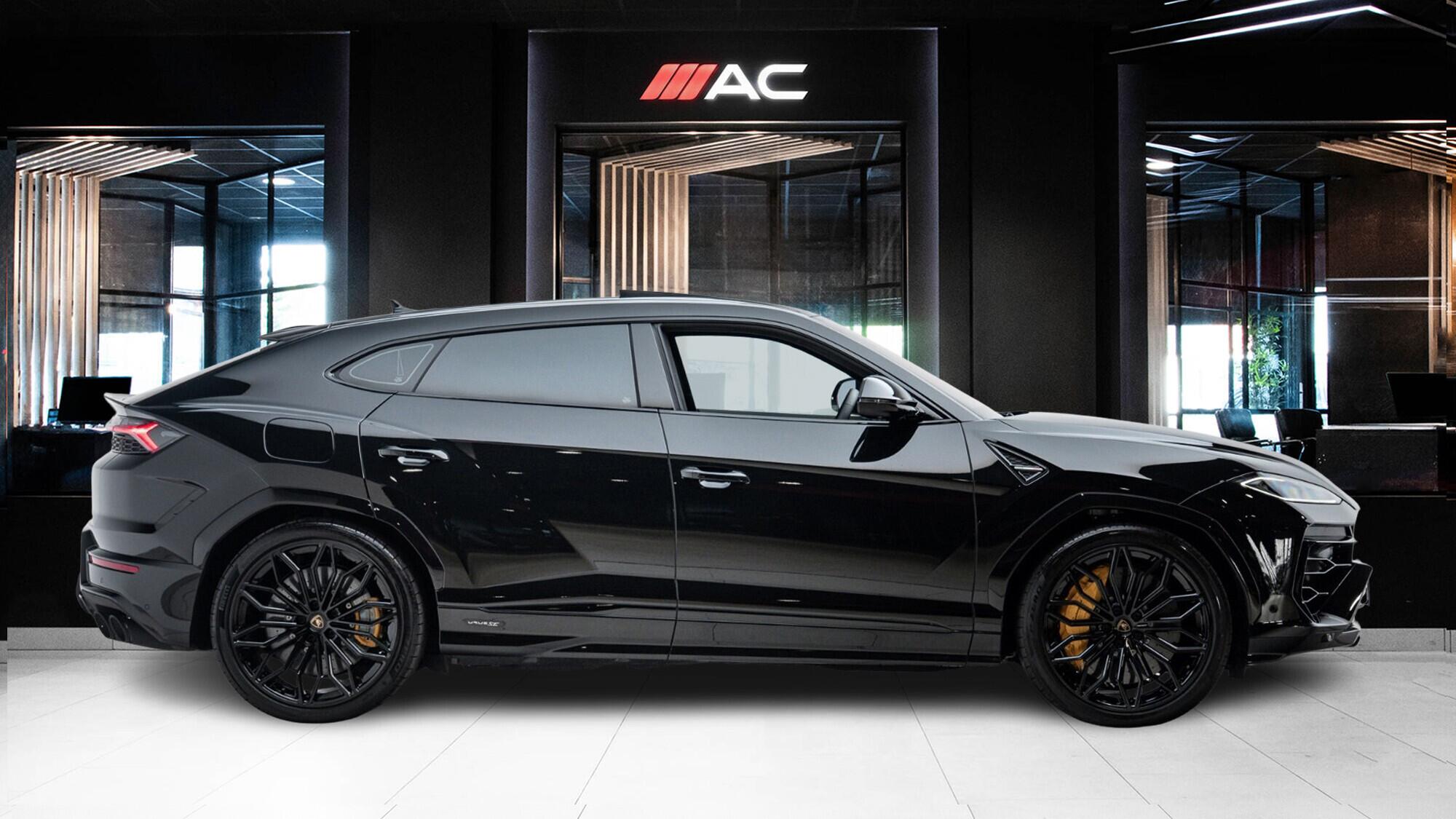 Lamborghini Urus view 3