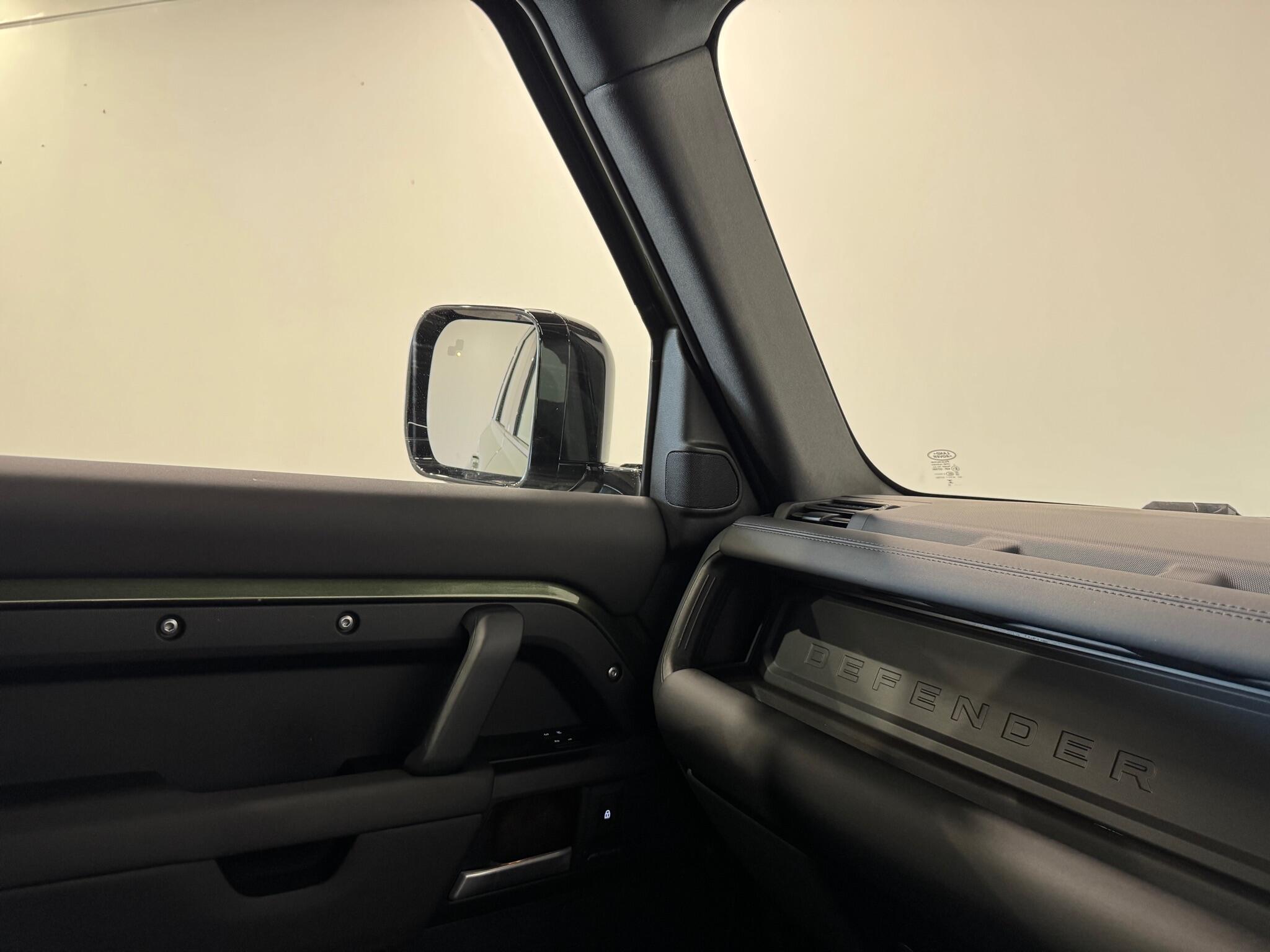 Land Rover Defender view 25