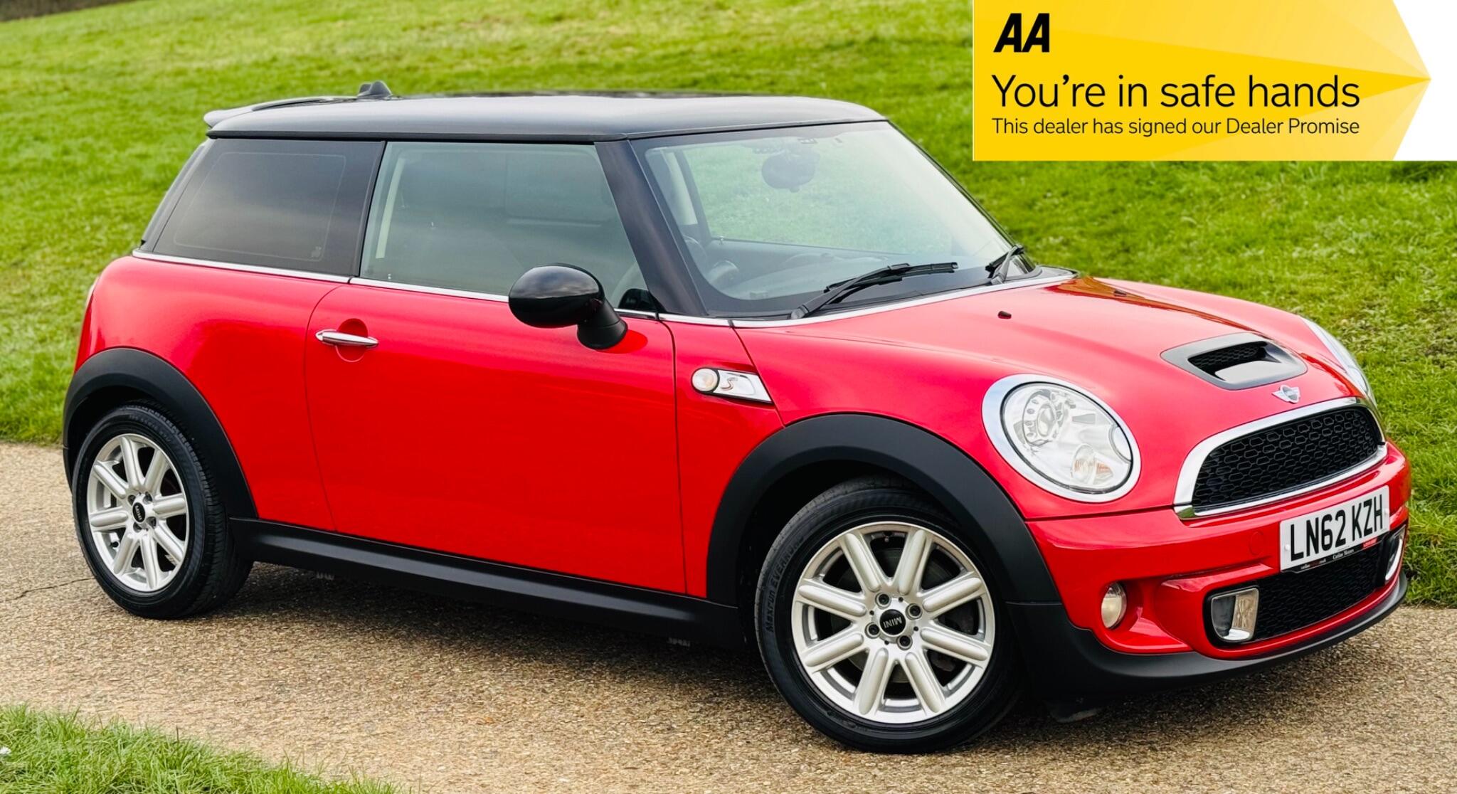 2013 MINI Hatch image 1