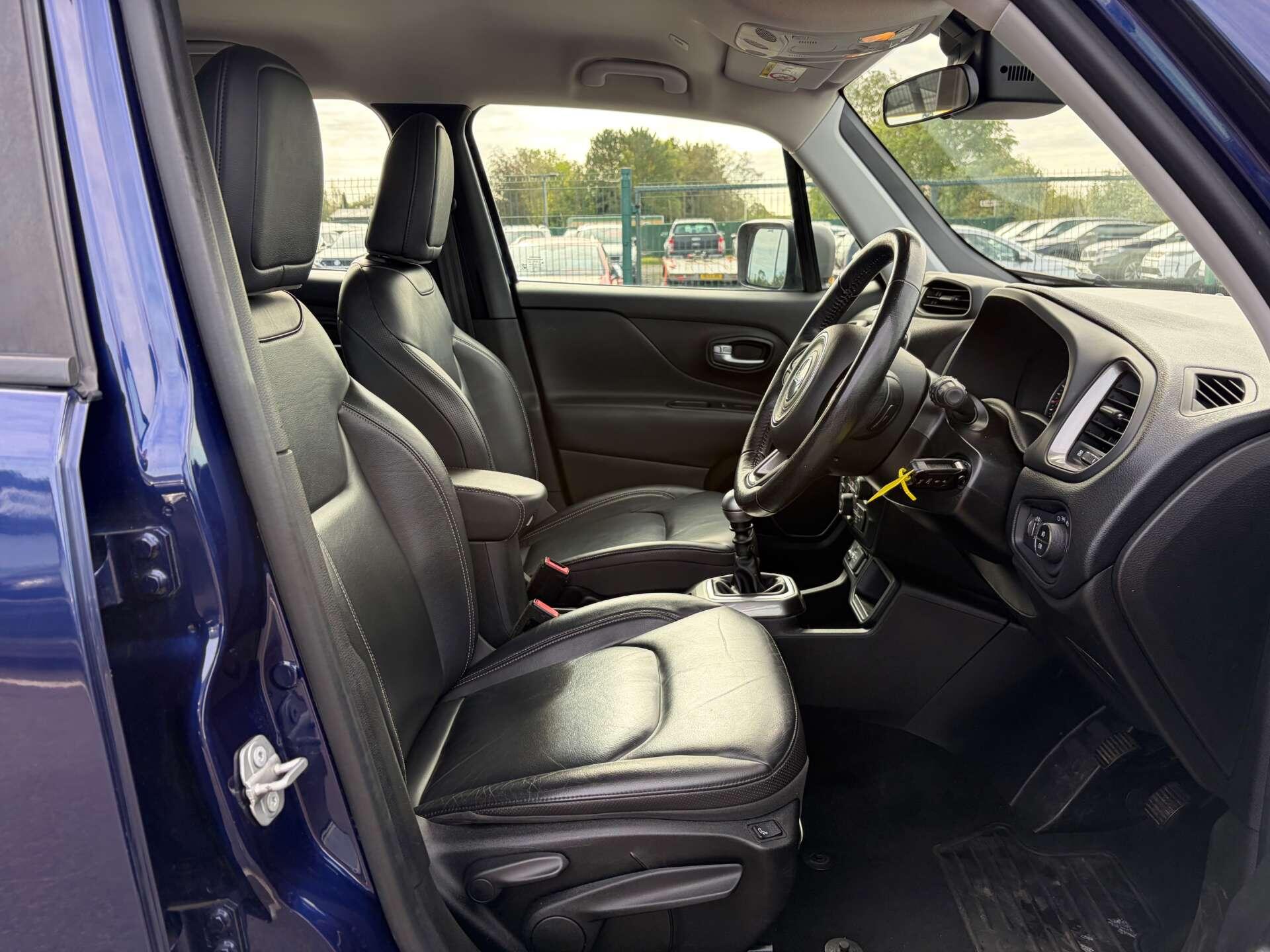 Jeep Renegade view 35