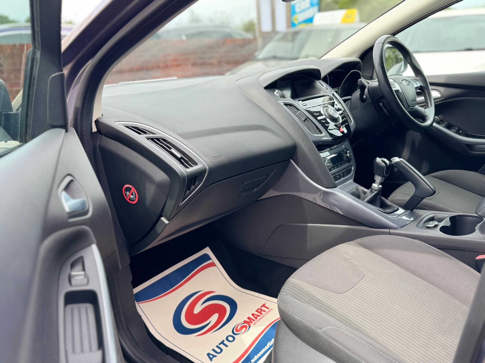 Ford Focus view 14