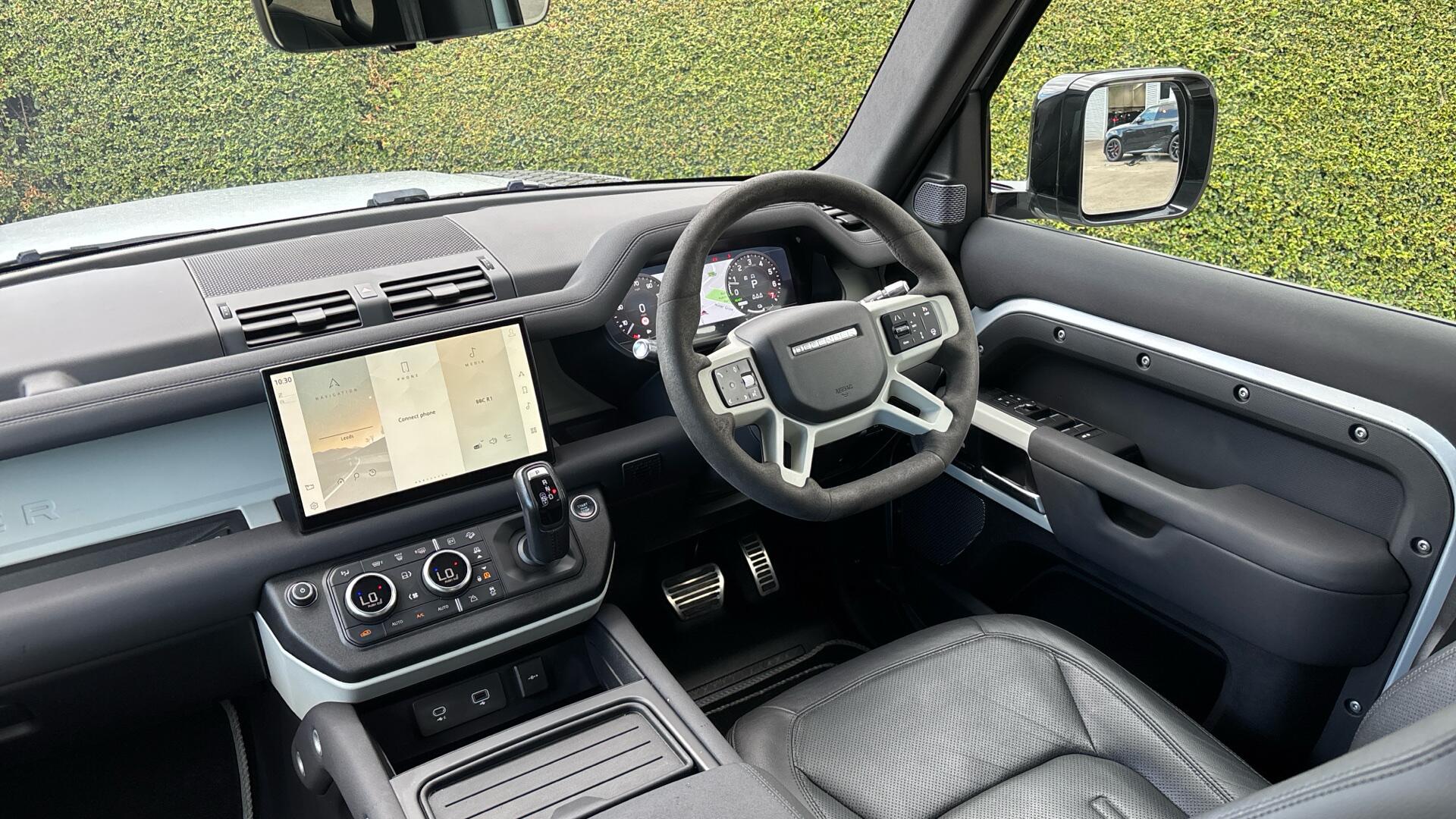 Land Rover Defender view 35