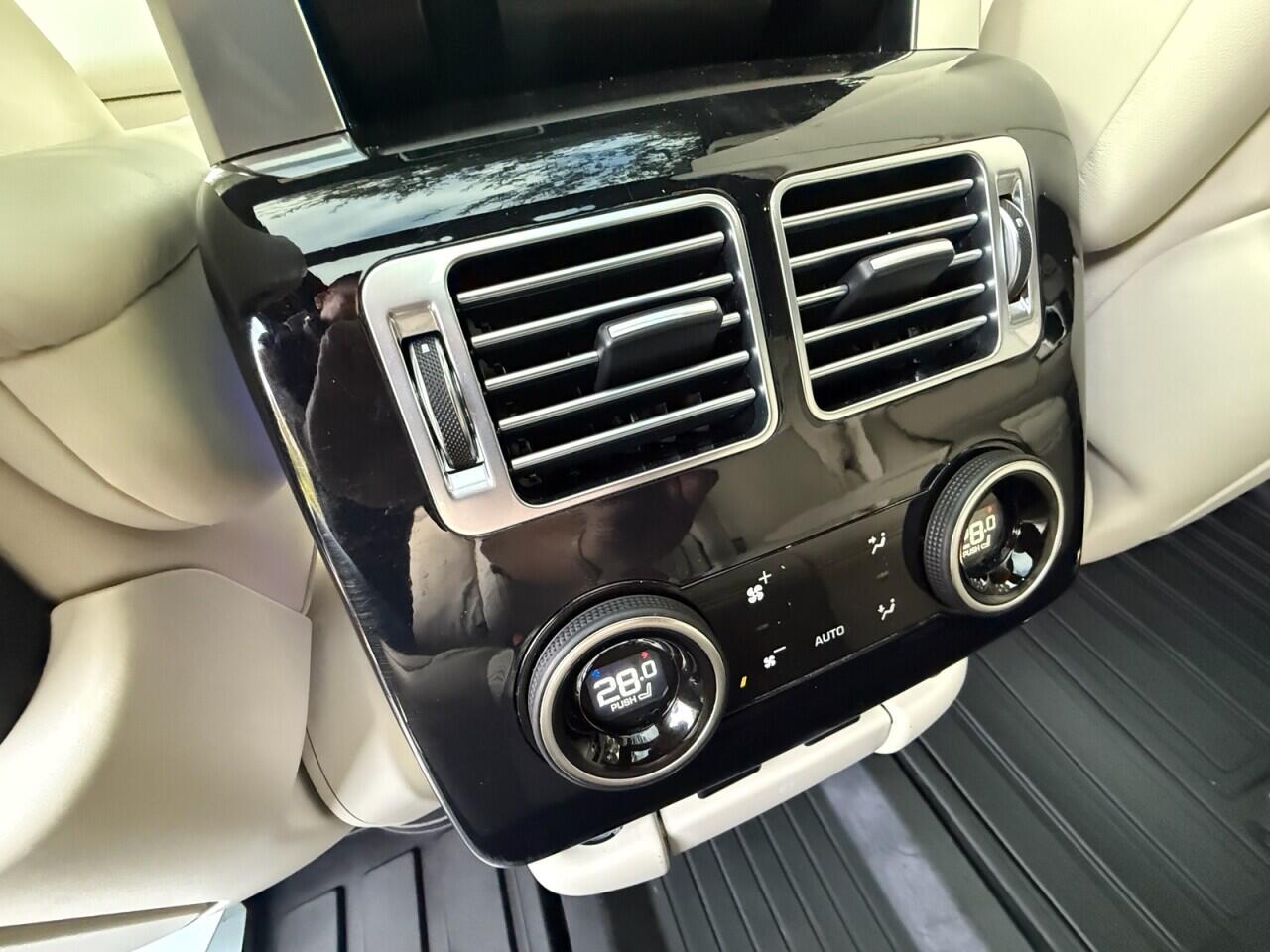 Land Rover Range Rover view 29
