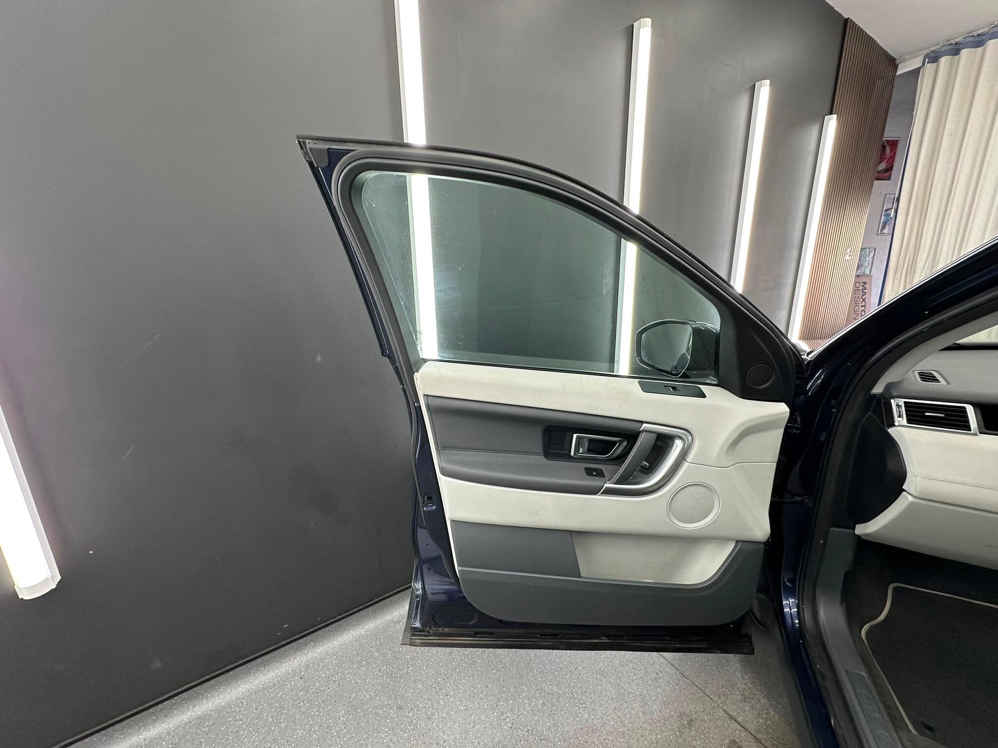 Land Rover Discovery Sport view 18