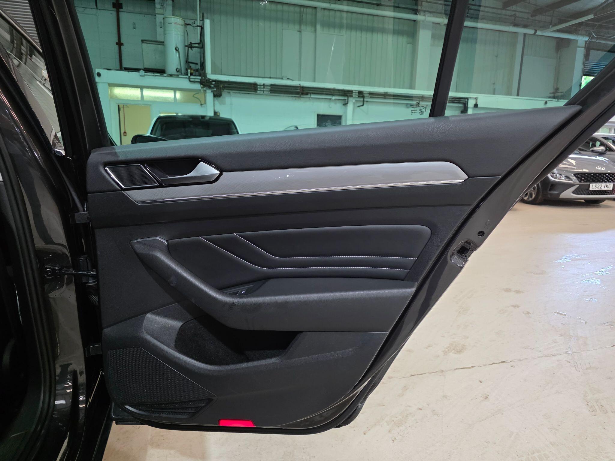 Volkswagen Passat view 21