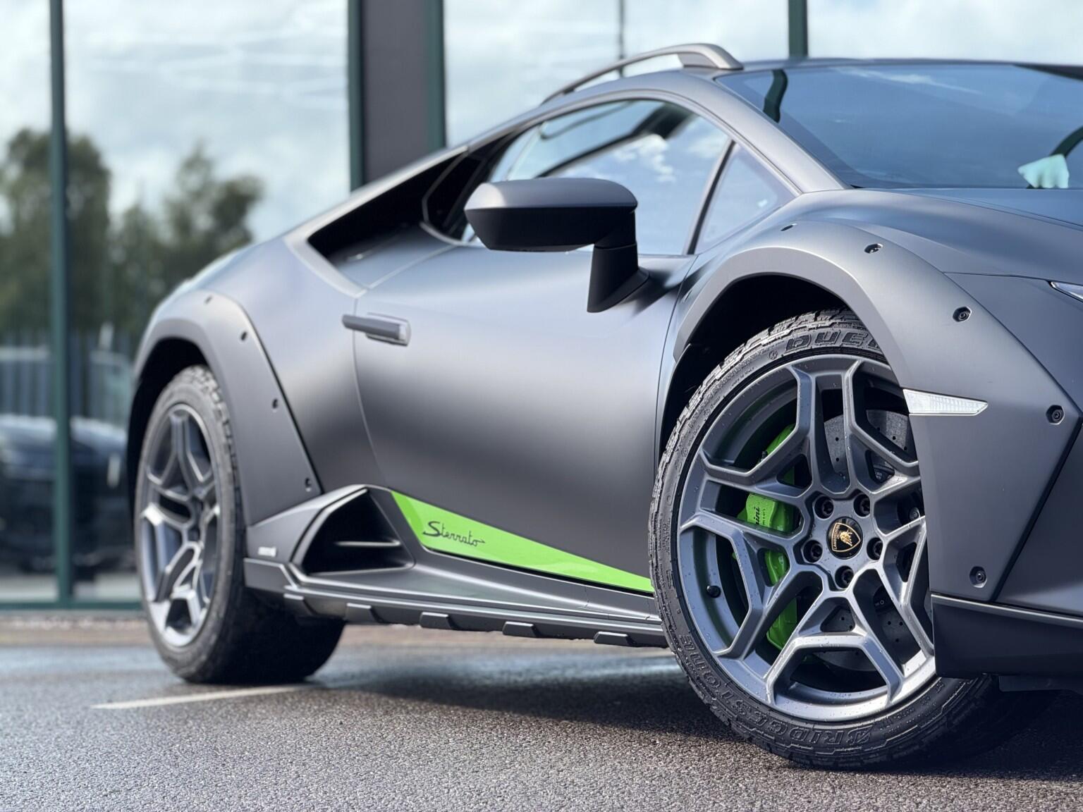 Lamborghini Huracan view 12