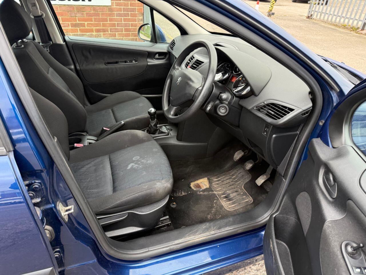 Peugeot 207 view 8