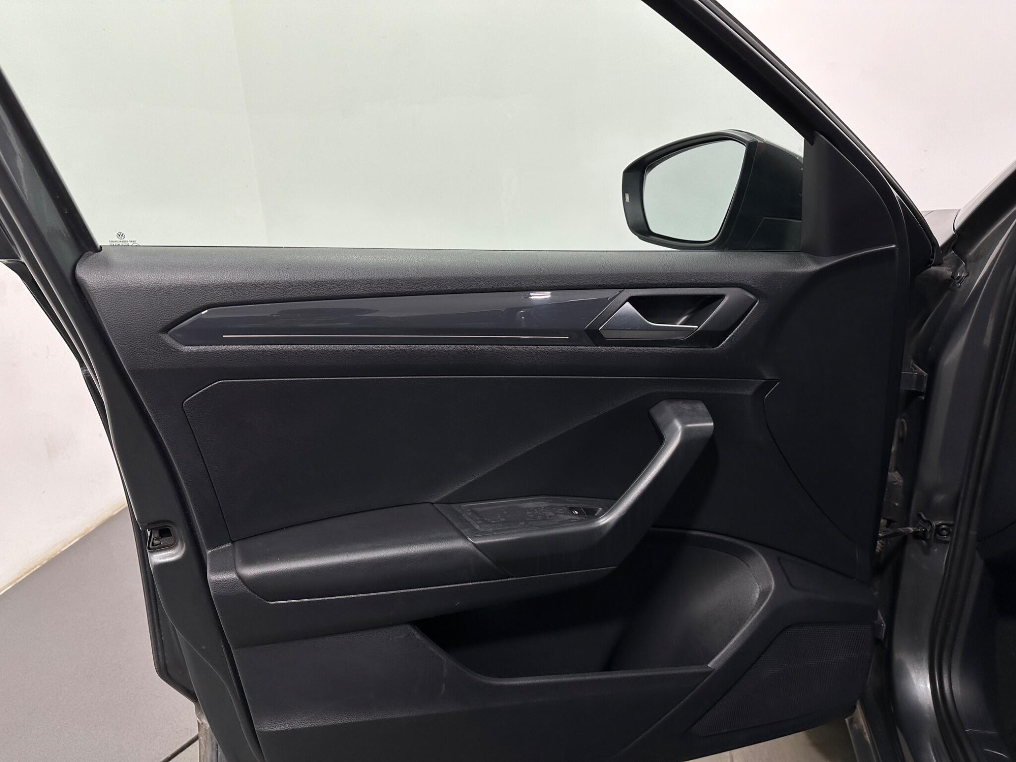 Volkswagen T-Roc view 37