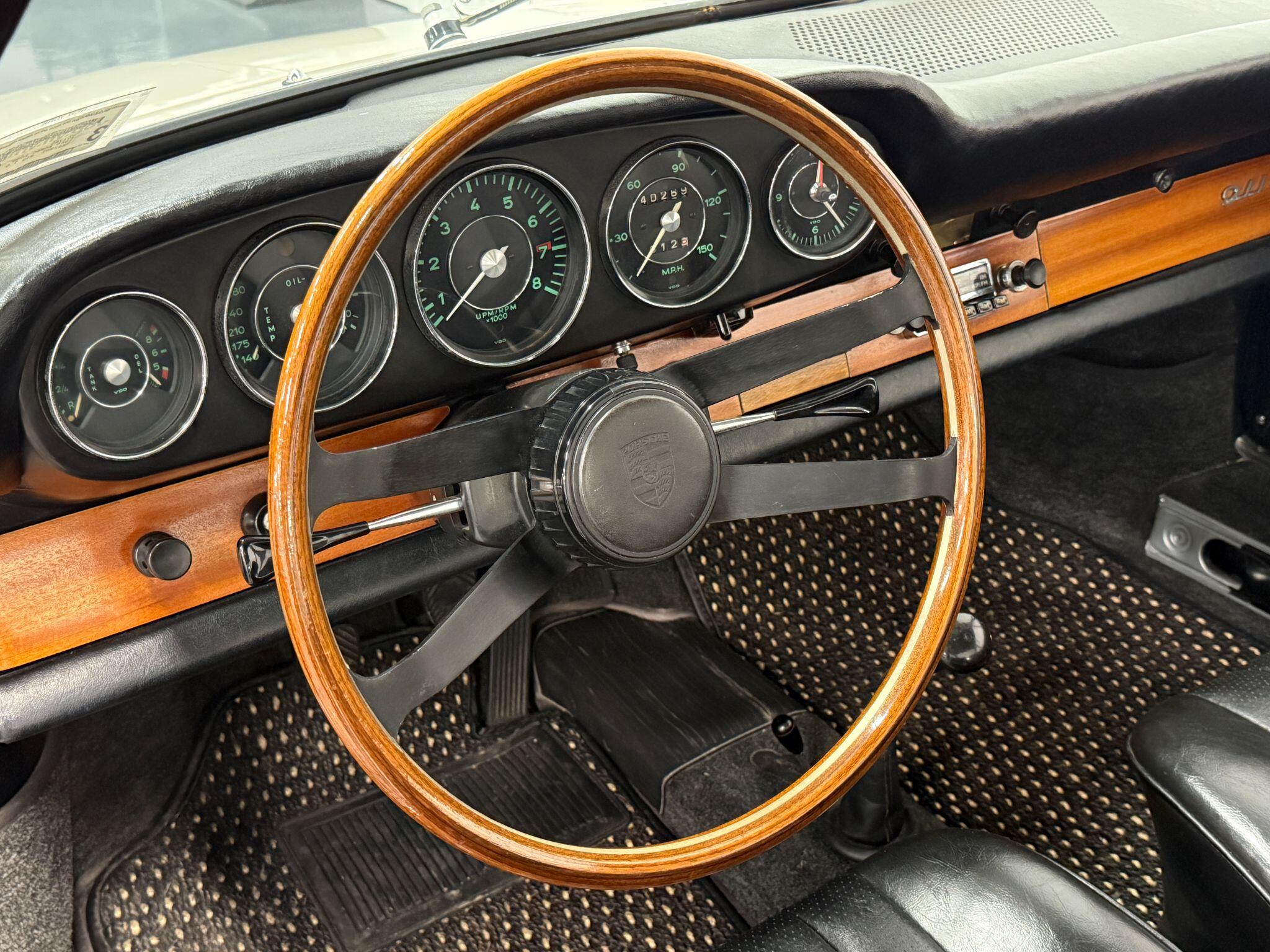 Porsche 911 view 35