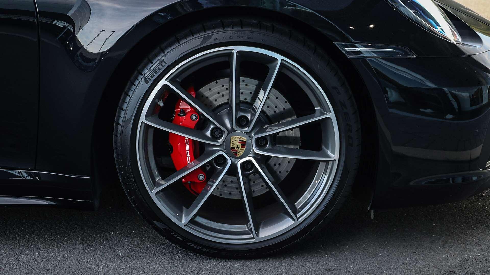 Porsche 911 view 6