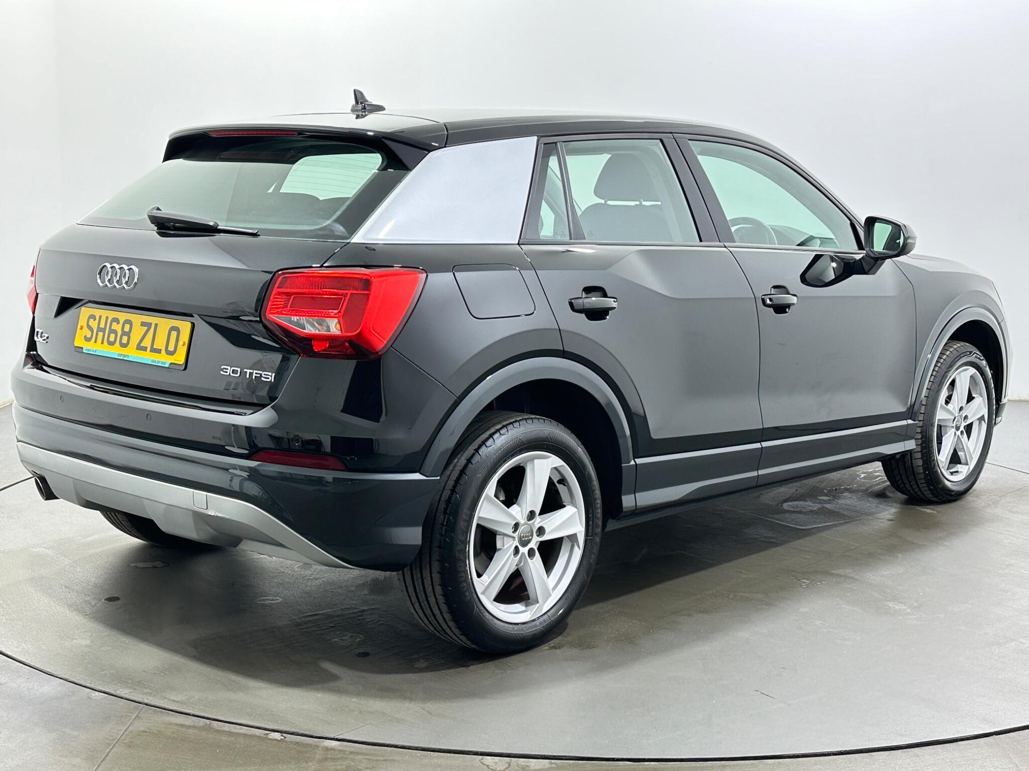 Audi Q2 view 8