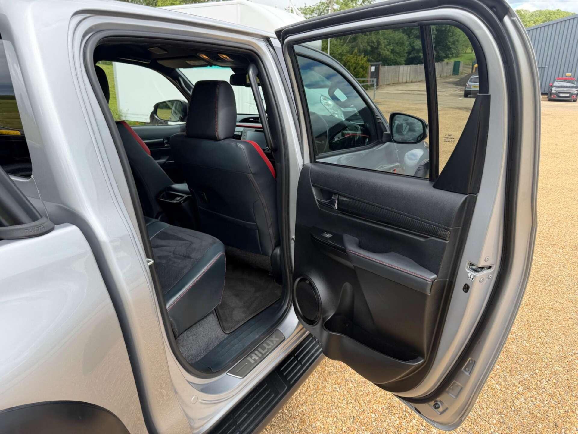 Toyota Hilux view 23