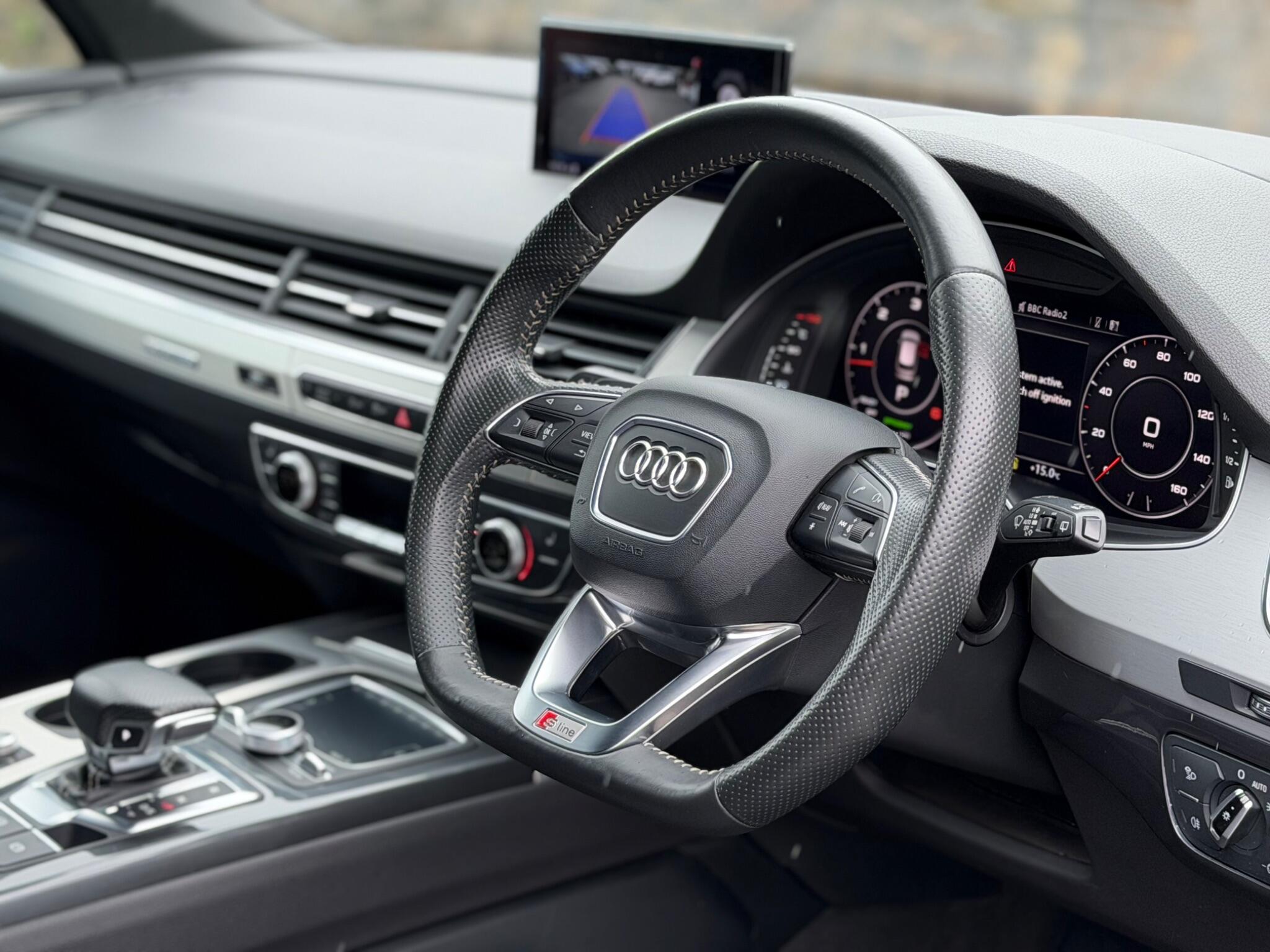Audi Q7 view 12