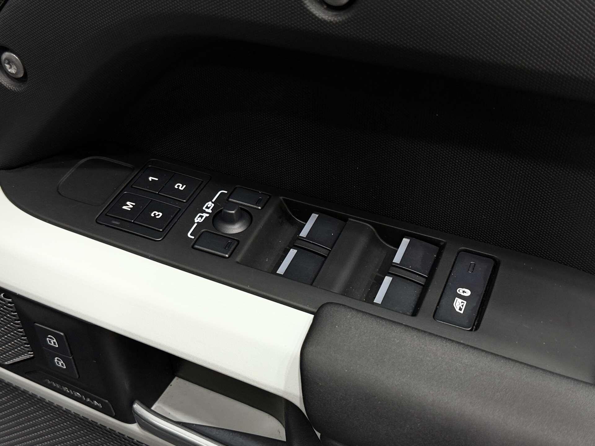 Land Rover Defender view 38