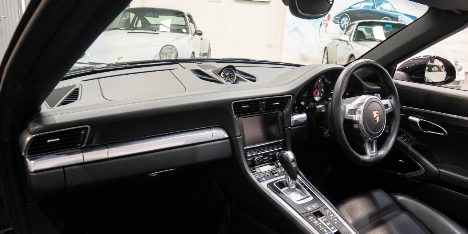 Porsche 911 view 17