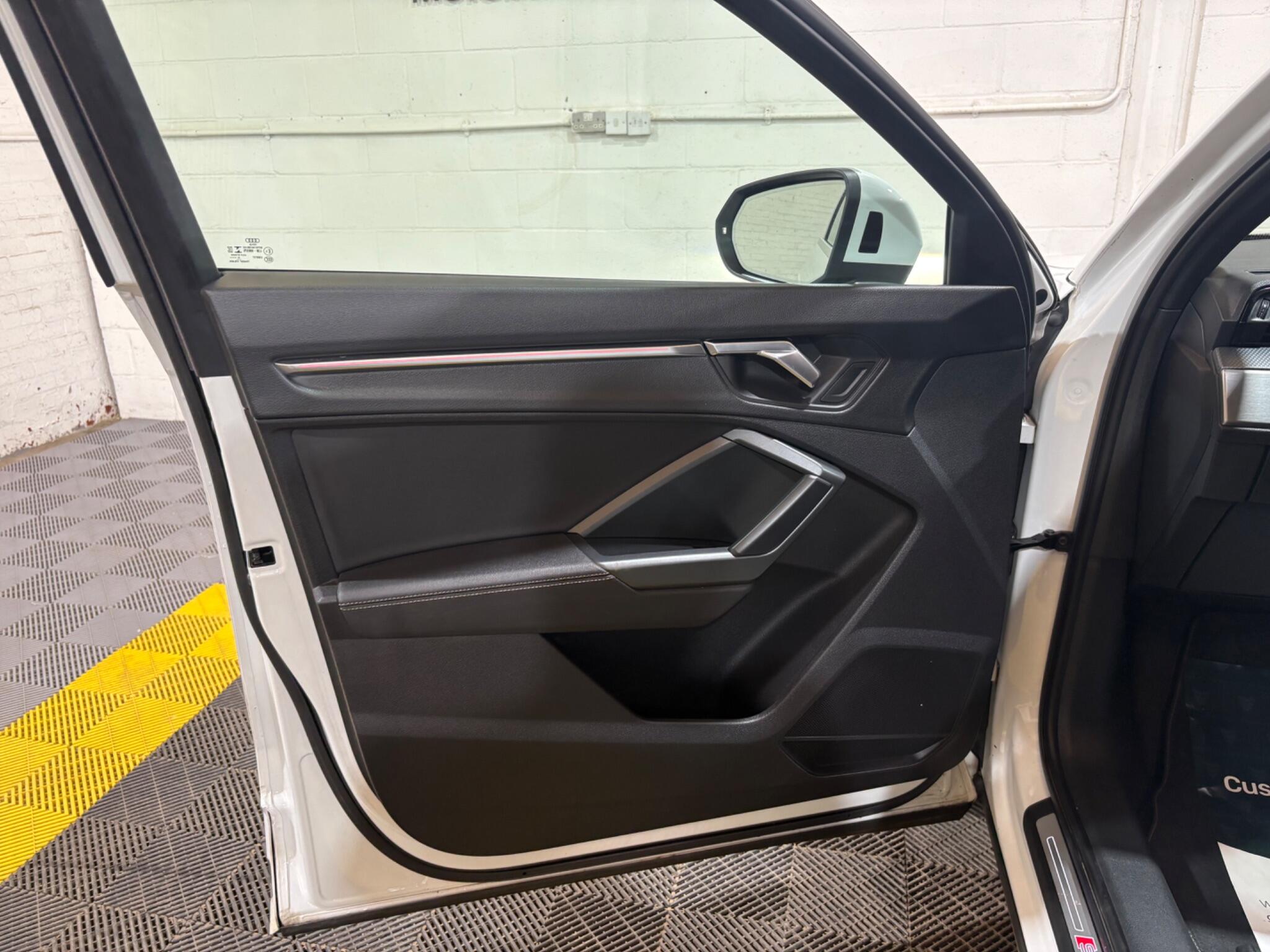 Audi Q3 view 43