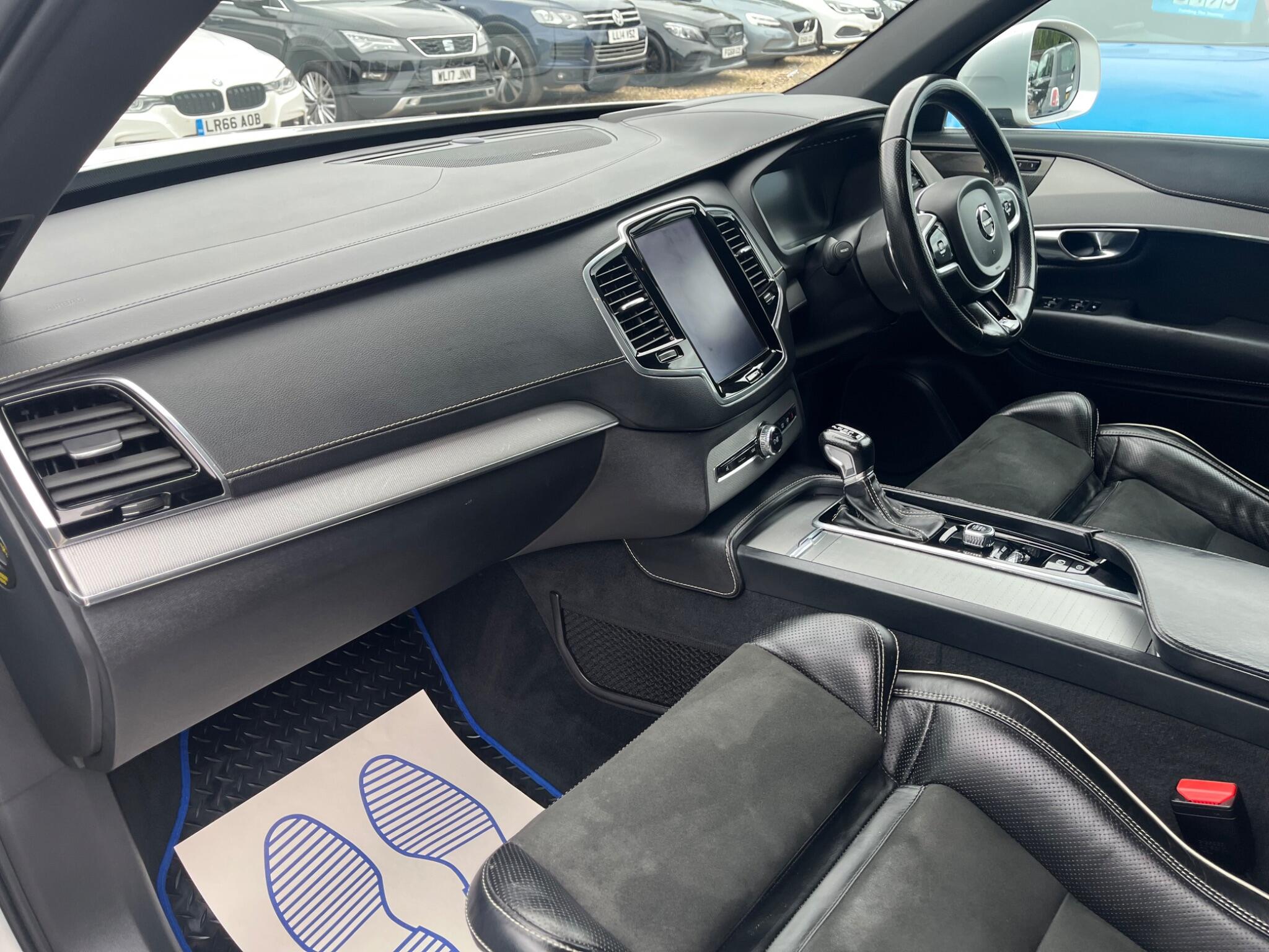 Volvo XC90 view 11