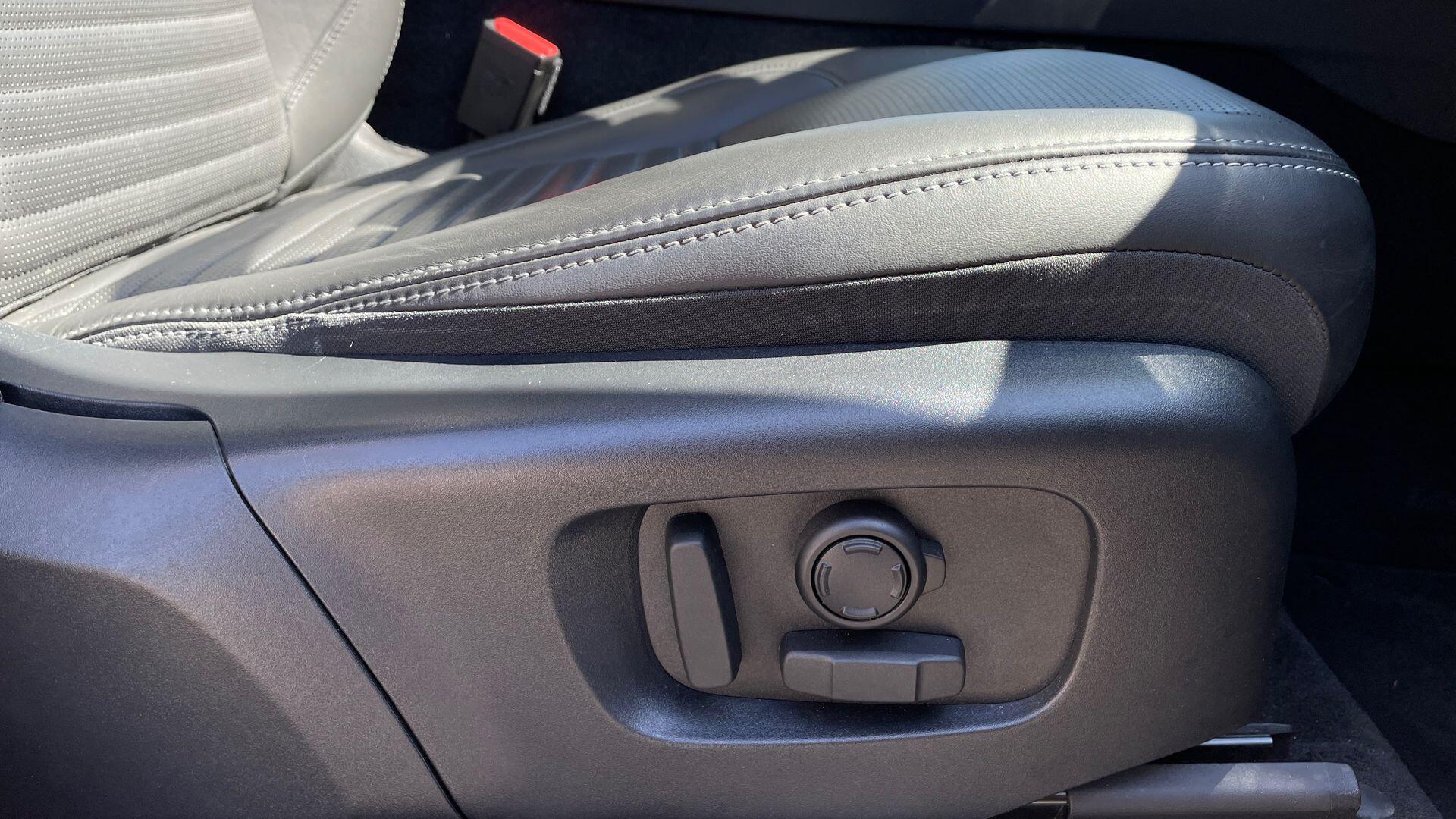 Land Rover Discovery Sport view 37