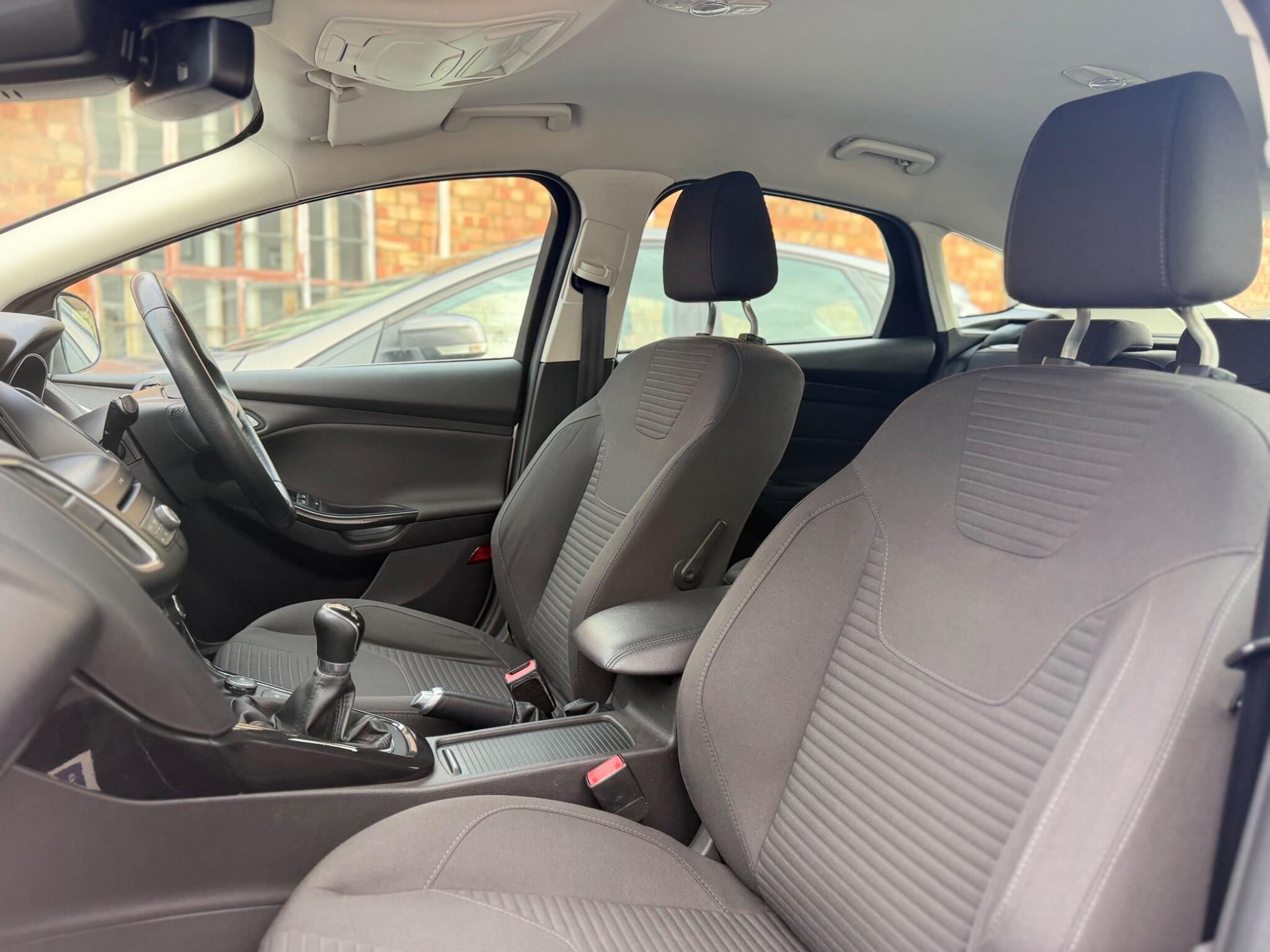Ford Focus view 13