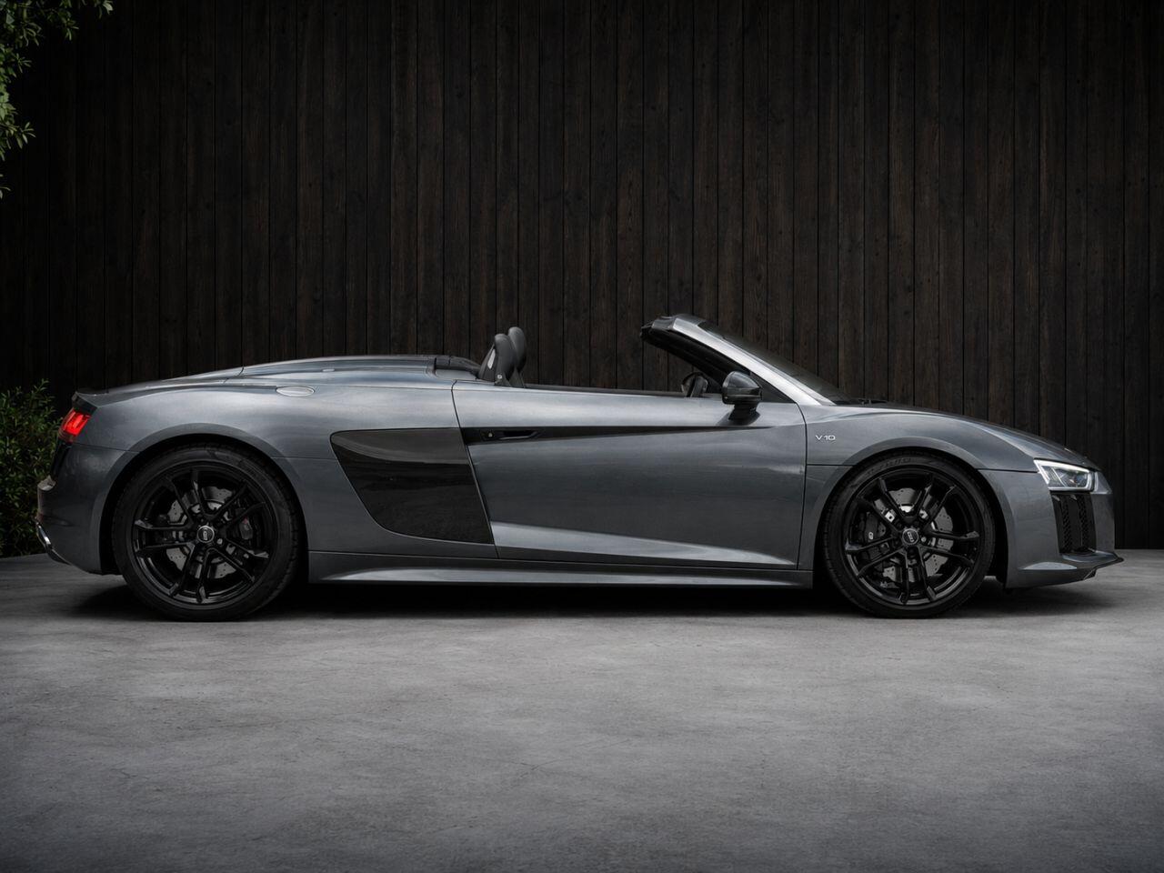 Audi R8 view 7