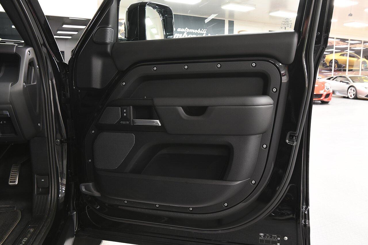 Land Rover Defender view 24